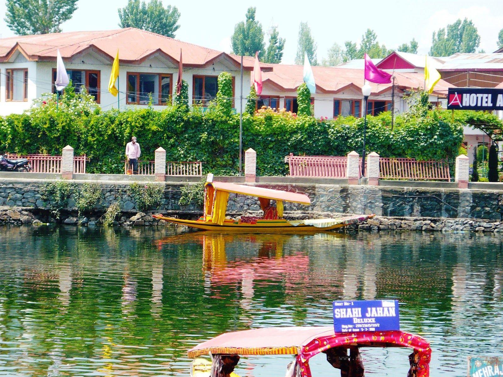 Shikara in Dal Lake Kashmir. HD Kashmir Wallpaper