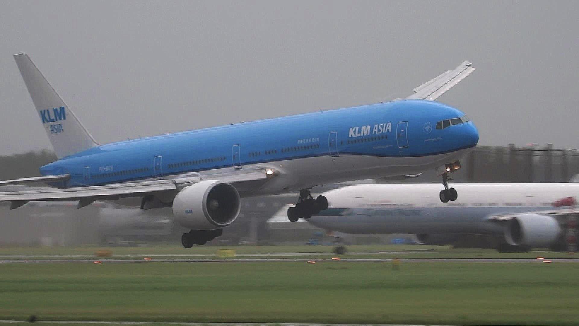 Boeing 777 Lands In Windstorm