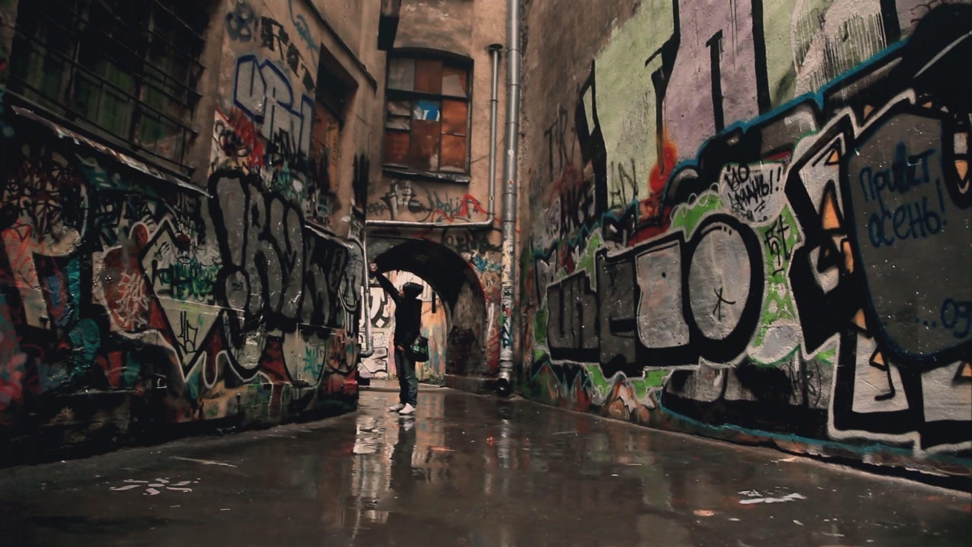 Download Wallpaper 1920x1080 courtyard, gates, graffiti, city Full