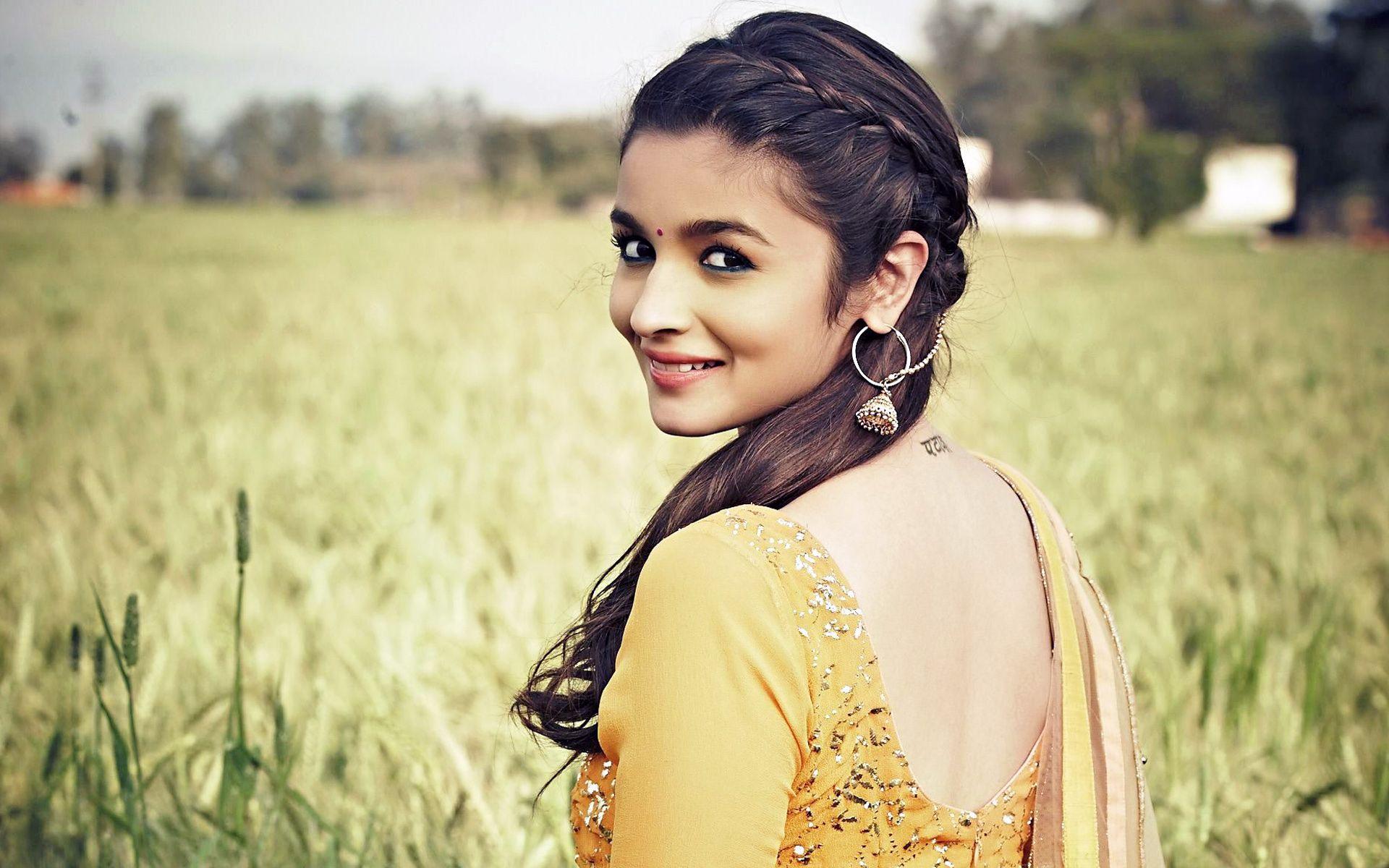 Alia Bhatt in Humpty Sharma Ki Dulhania Wallpaper. HD Wallpaper