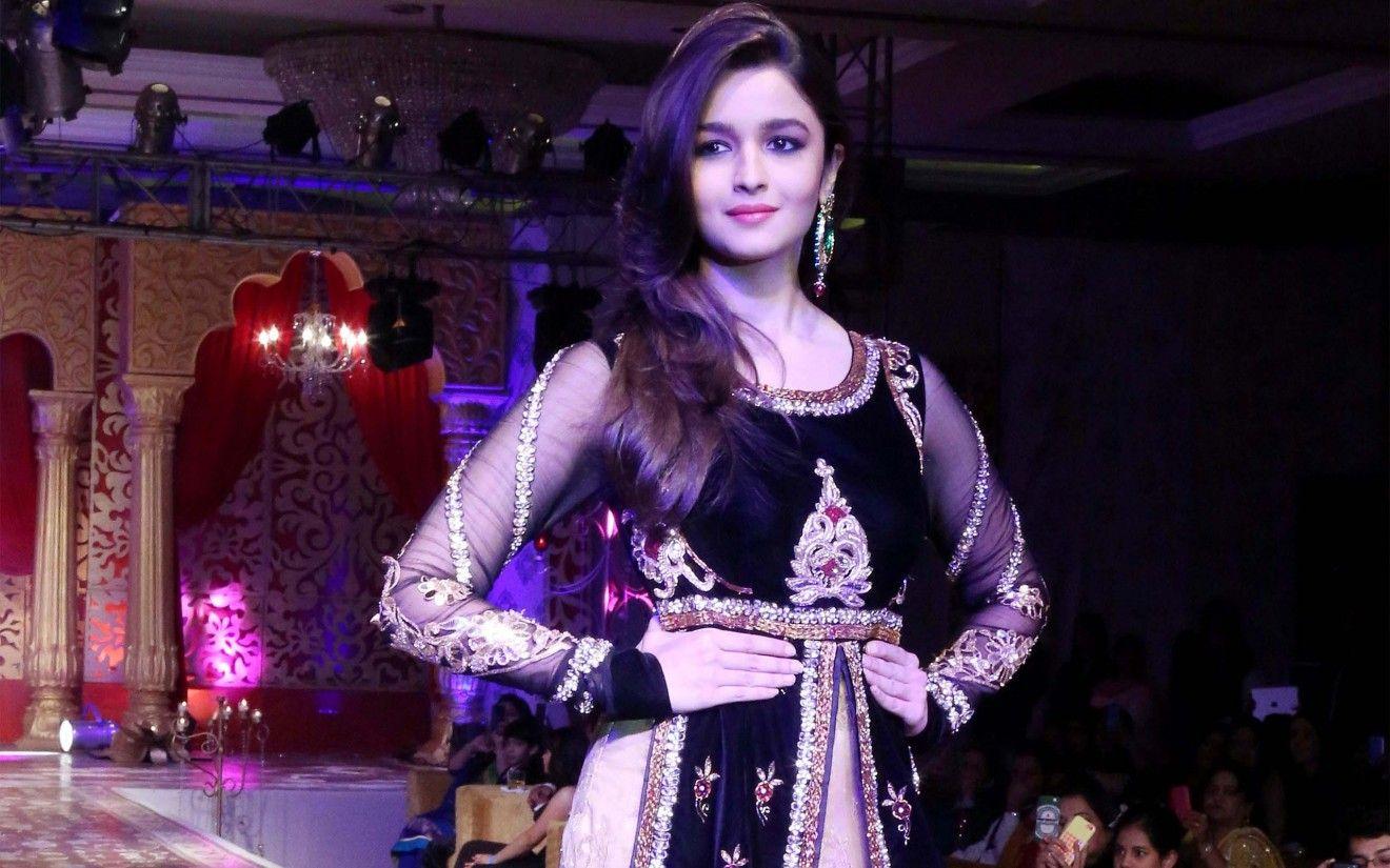 Download Alia Bhatt in Beautiful Dress Full HD Wallpaper 1080p/ Ali