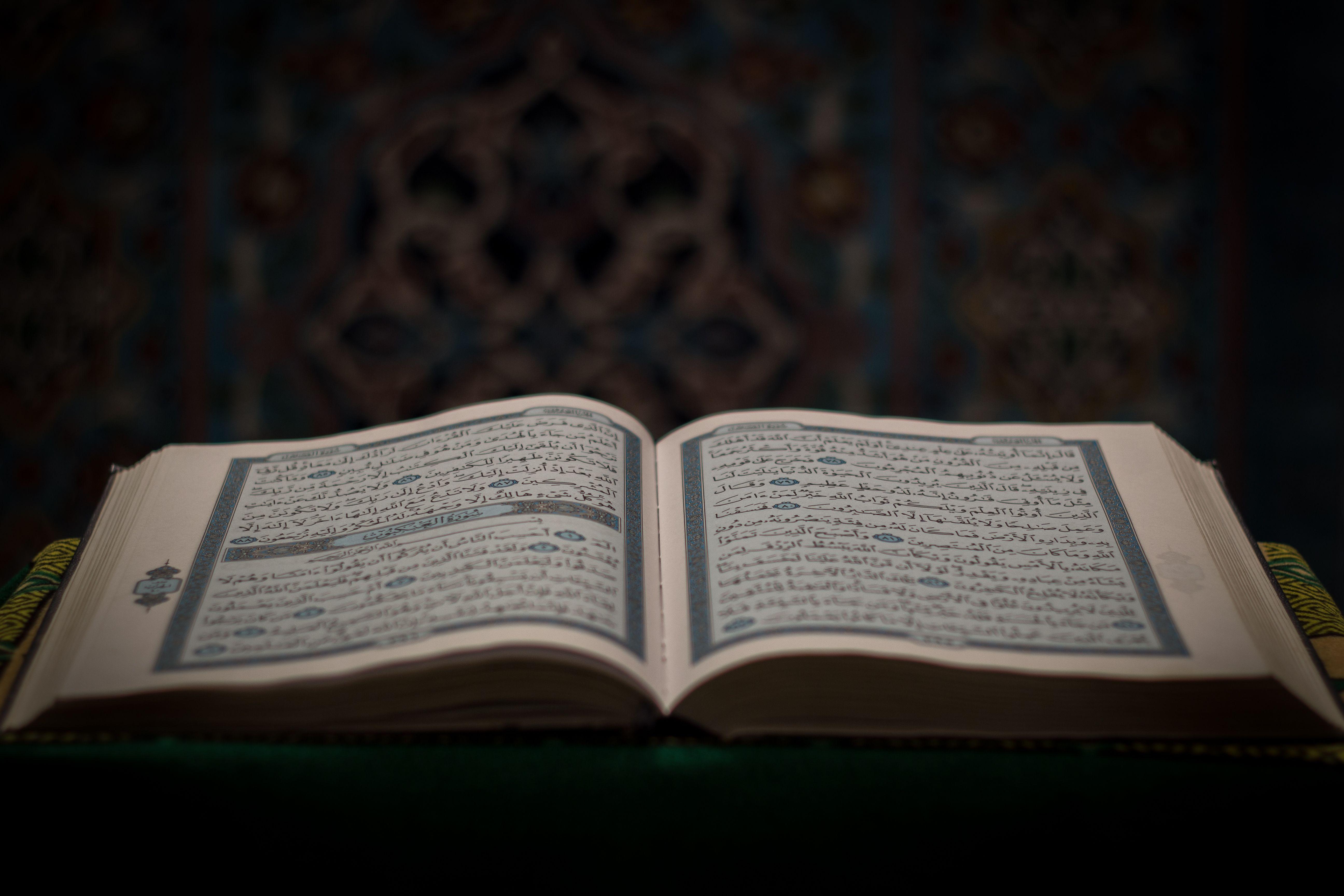 Читать про коран. Коран. Коран фон. Коран открытый. Открывающийся Коран.
