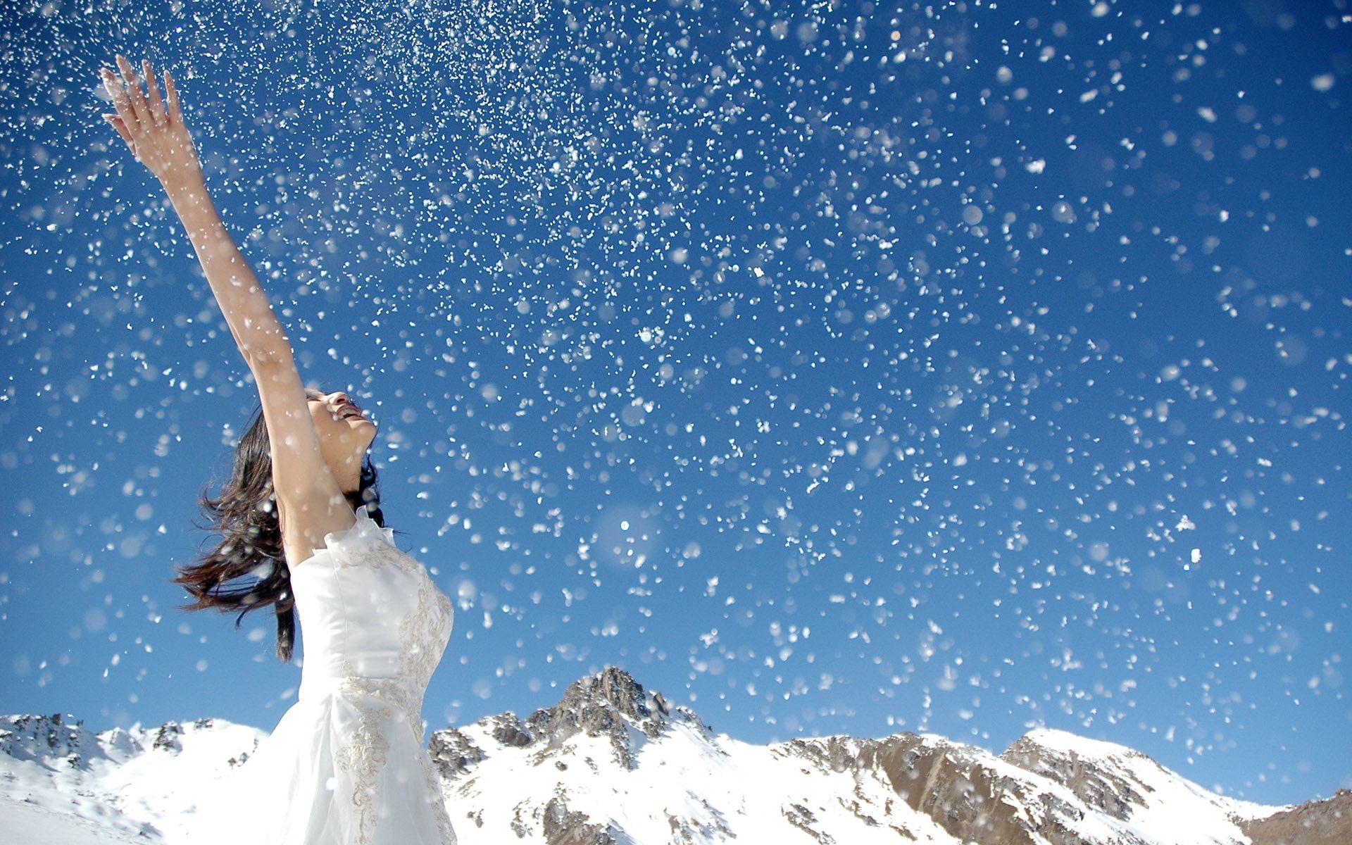 Сугробы жизни. Снег радость. Счастье снег. Девушка в снегу. Снег падает с неба.