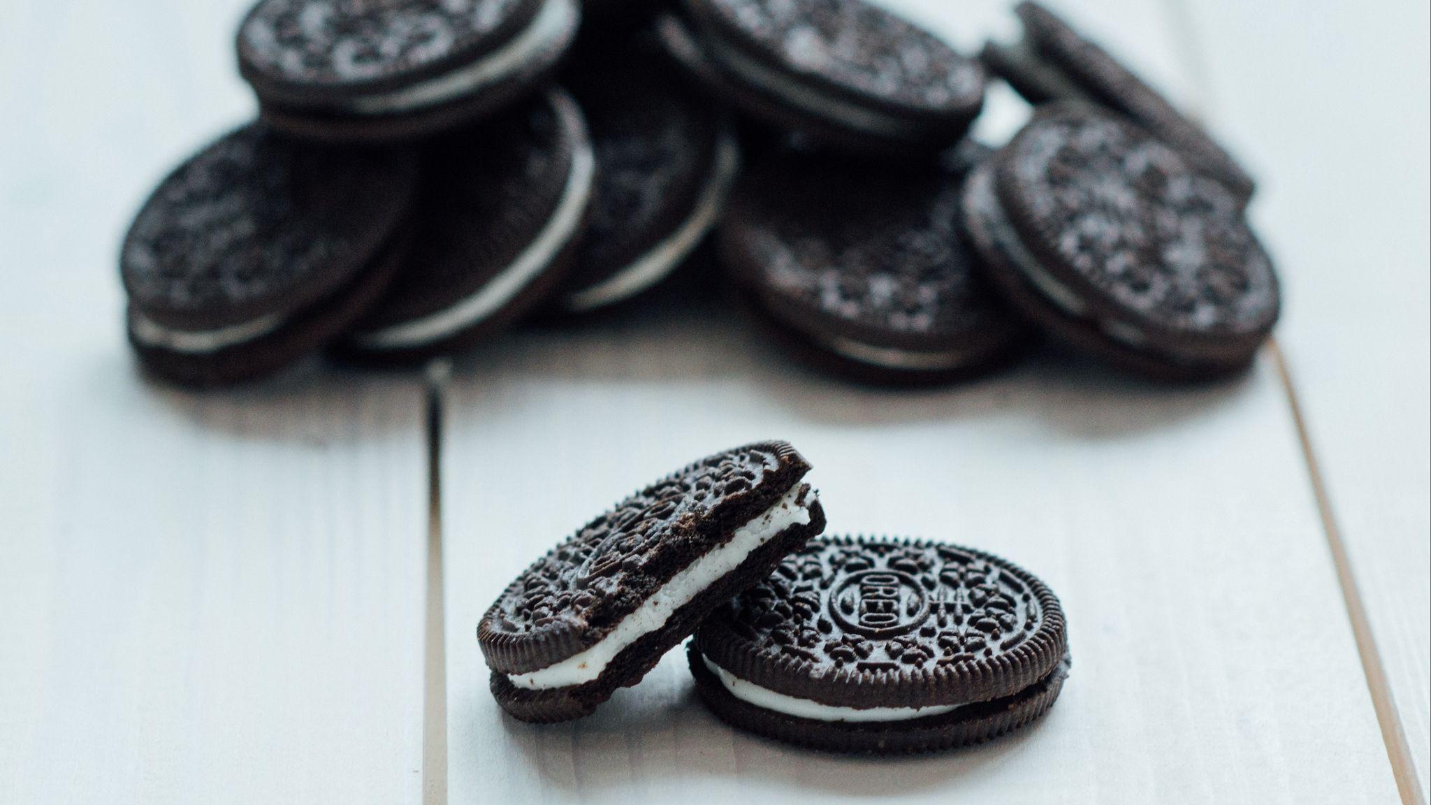 Download wallpaper 2048x1152 oreo, cookie, dessert ultrawide monitor
