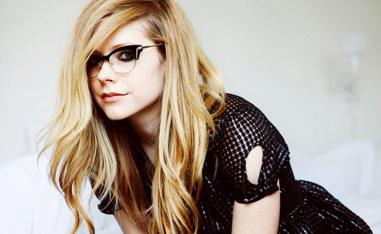 Avril Lavigne HD Wallpaper Free