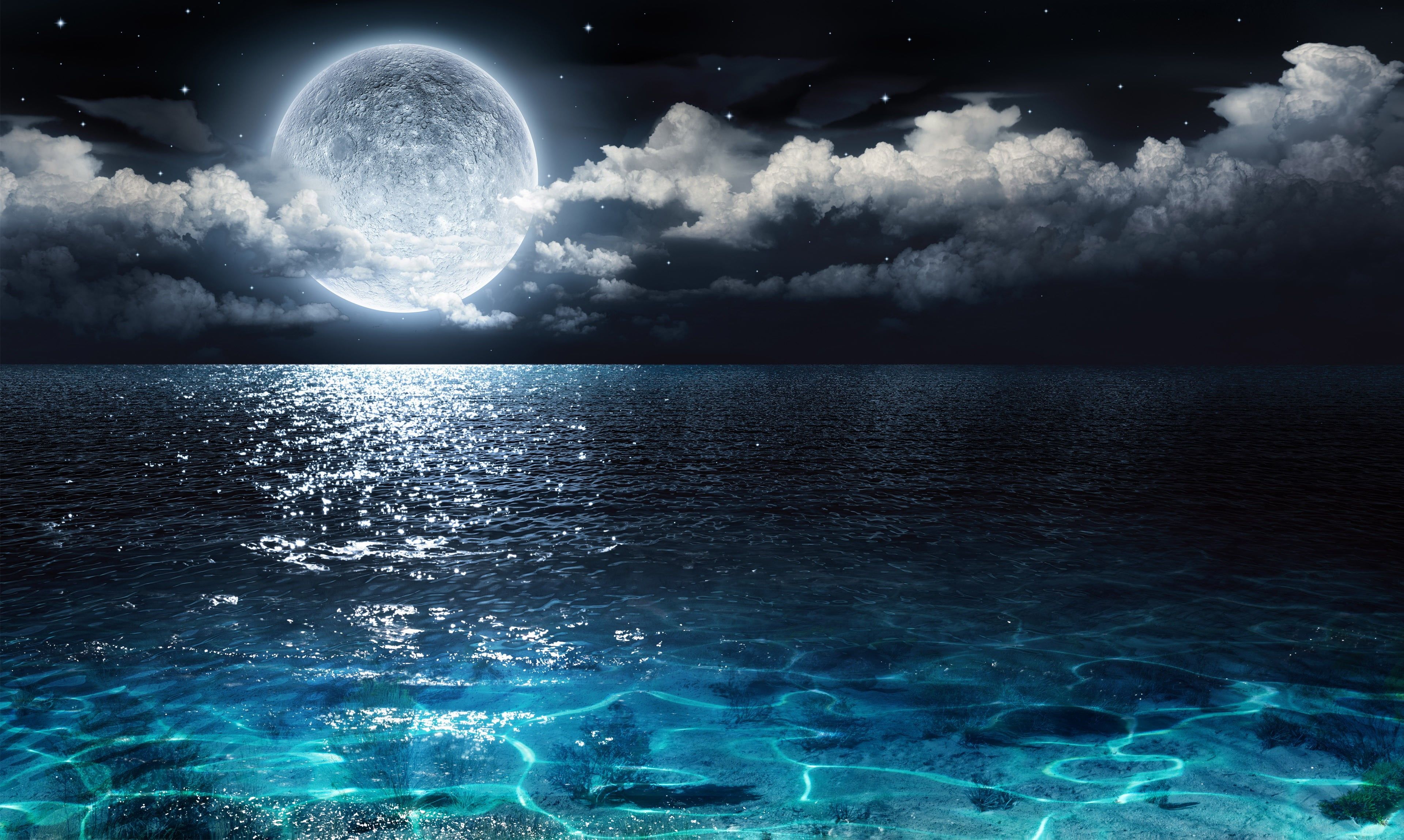 Moon above body of water photo HD wallpaper