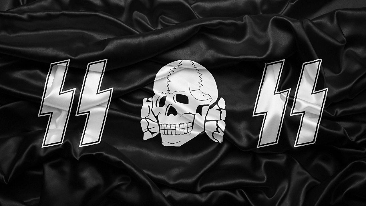 Foto Schädel SS TotenKopf Flagge