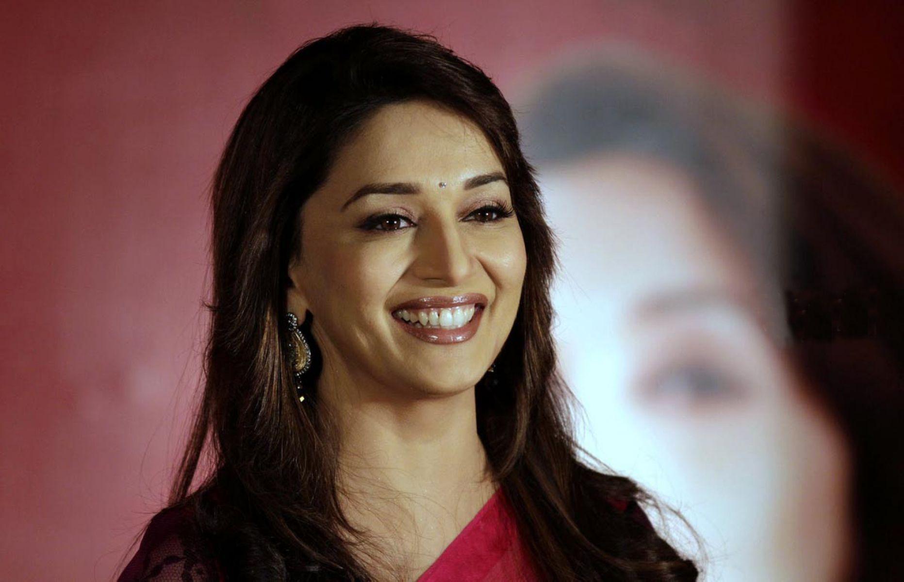 Madhuri Dixit Cute Smile. HD Bollywood Actresses Wallpaper