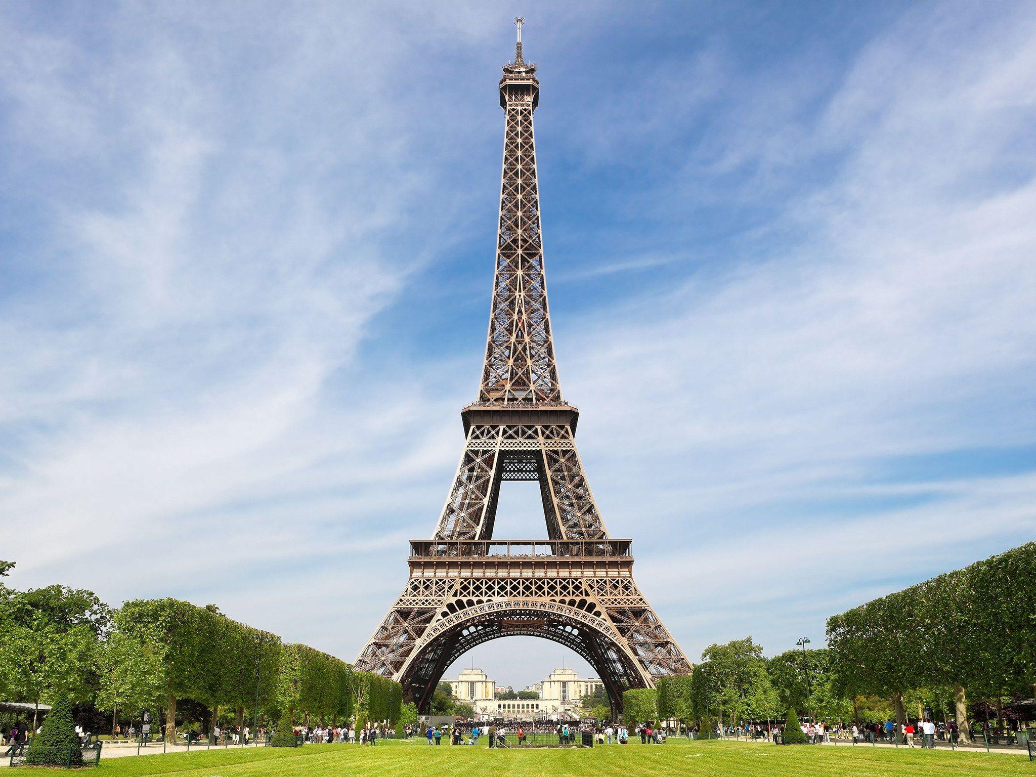There Is a Secret Apartment at the Top of the Eiffel Toweré