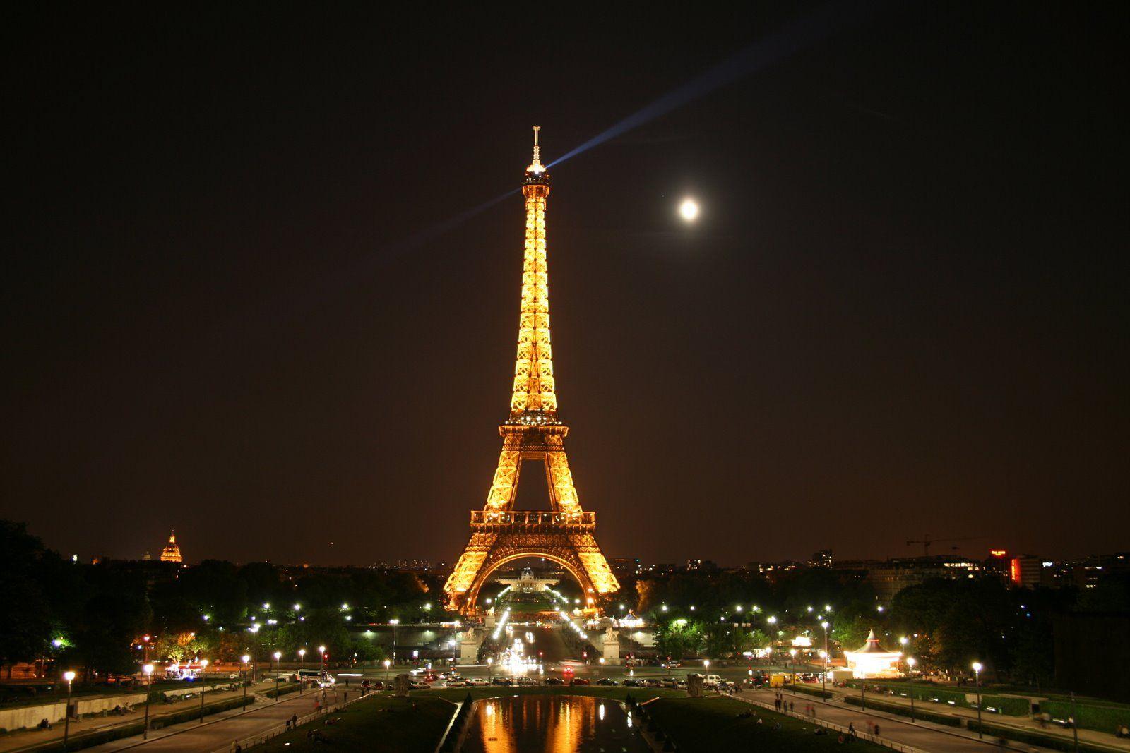 Menara Eiffel Wallpaper