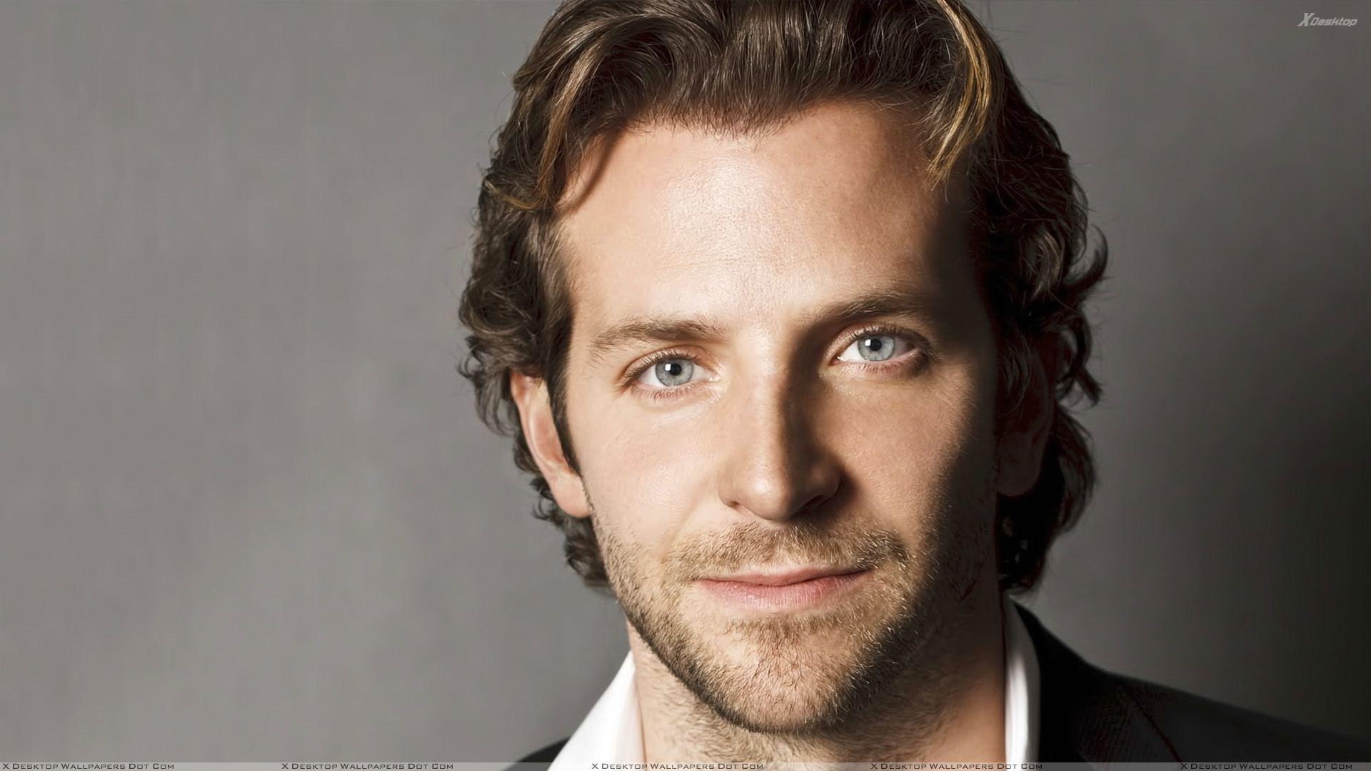 Bradley Cooper Cute Face Closeup N Grey Background Wallpaper