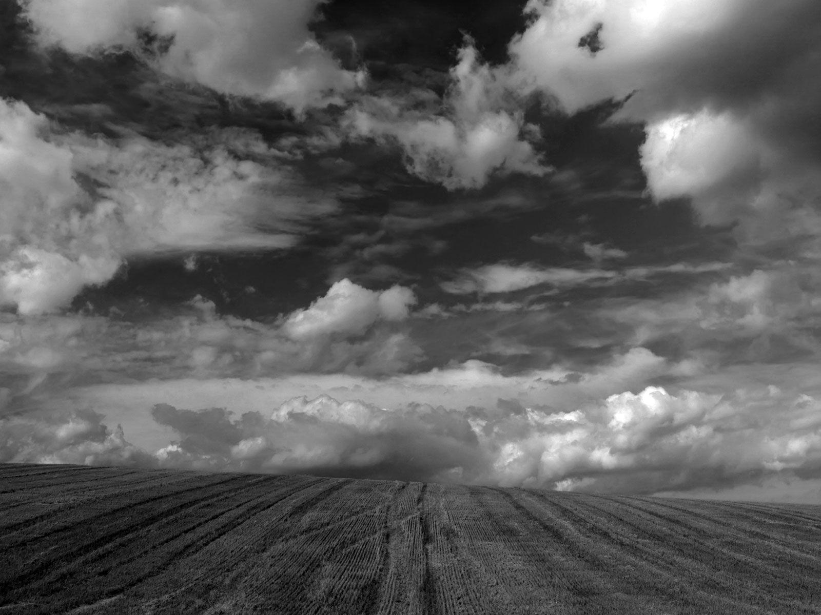 Landscape White Black Background. Nubes y tormentas