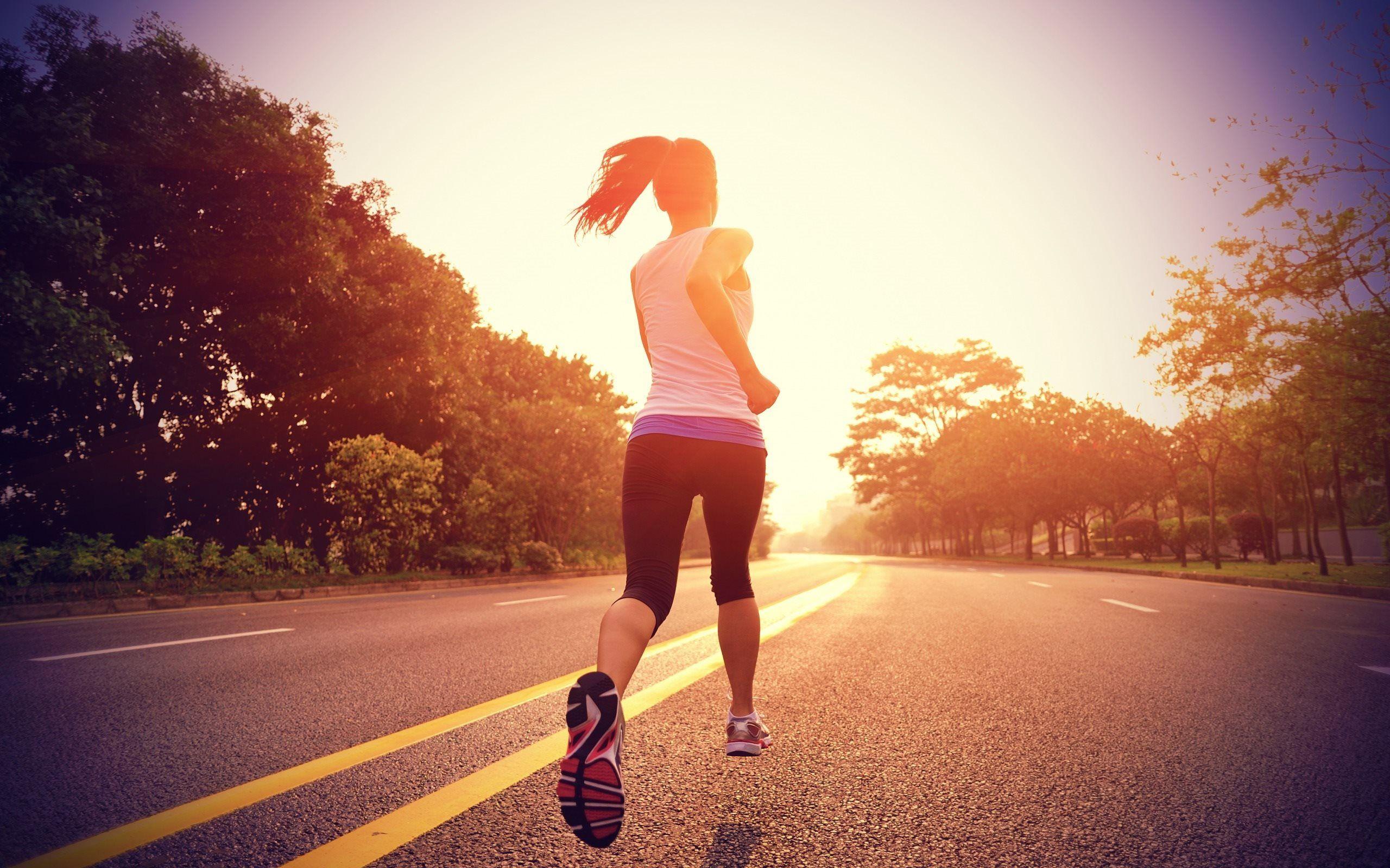 Download wallpaper jogging, morning, runners, running girl