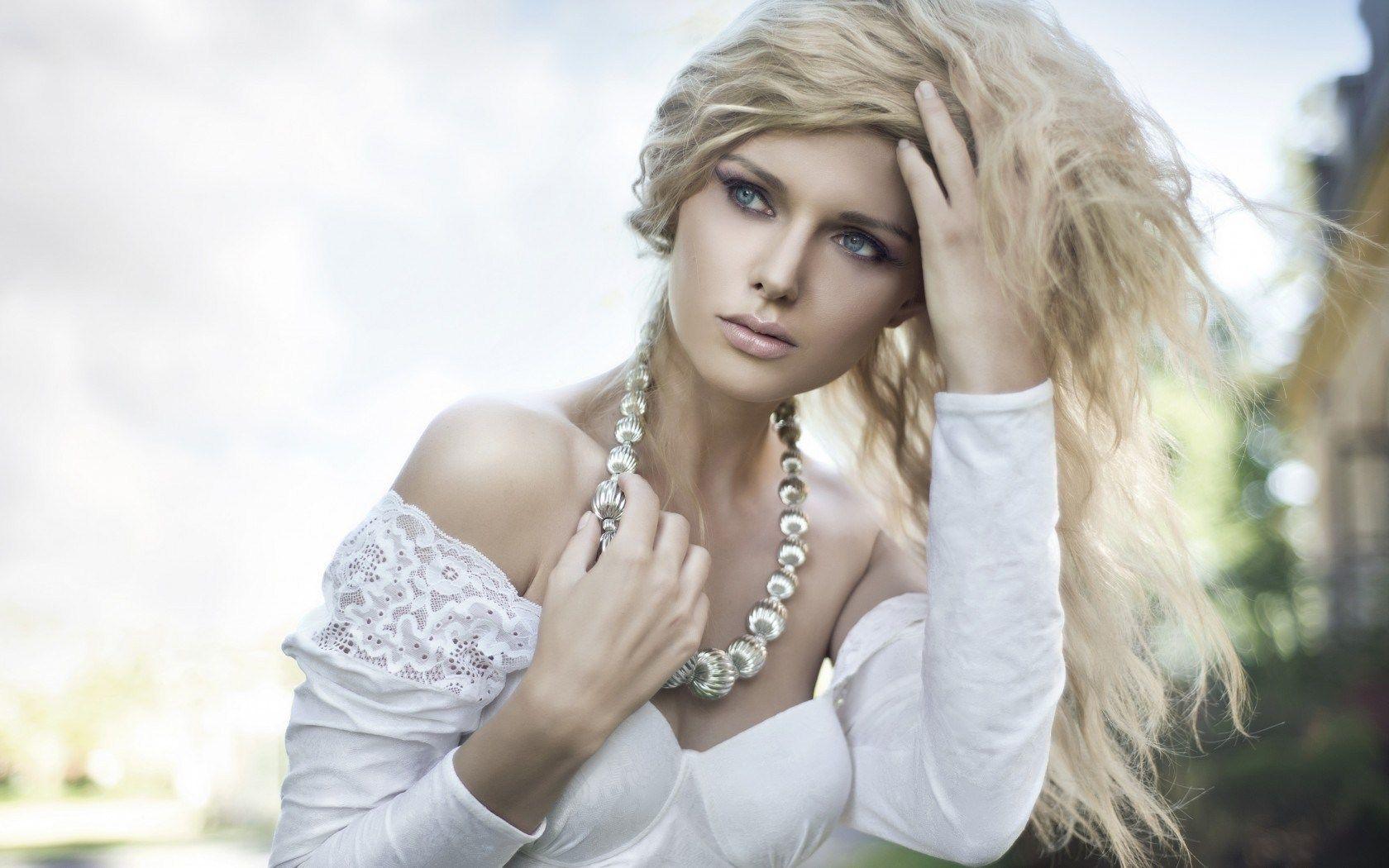 Girl Blonde Luxury Big Silver Necklace Fashion HD Wallpaper. Cool