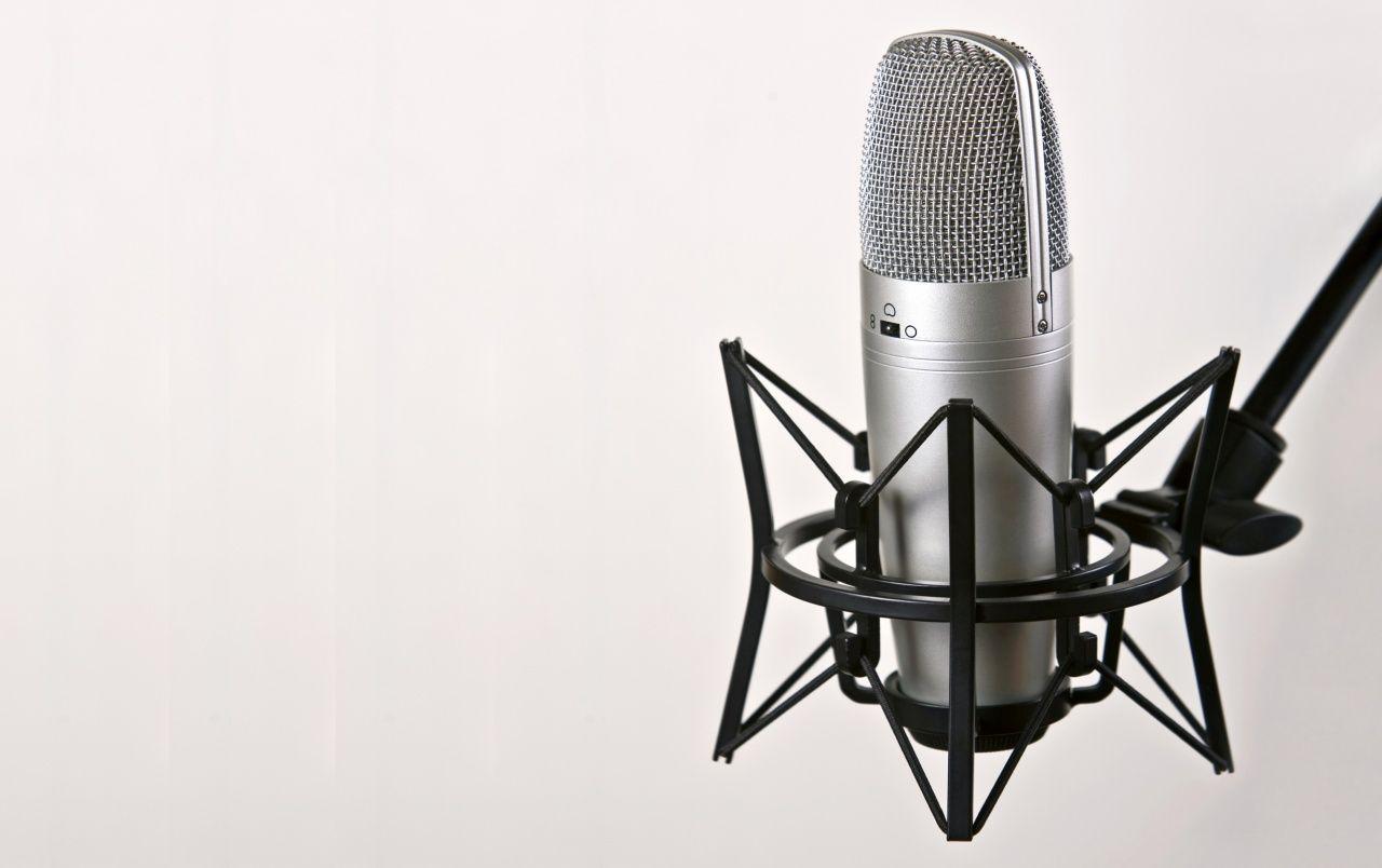 Condenser Microphone On Boom Stand With Headphones Stock Photo - Download  Image Now - Rap, Microphone, Hip Hop Music - iStock