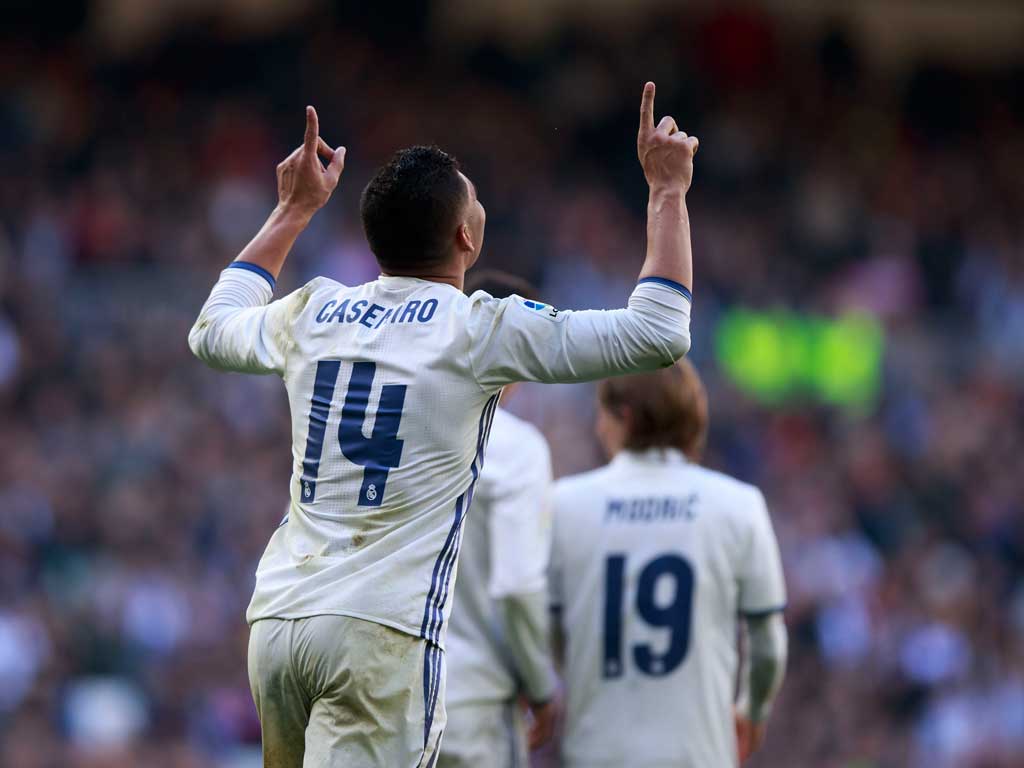 Casemiro marca, Real Madrid passeia pelo Granada e iguala marca