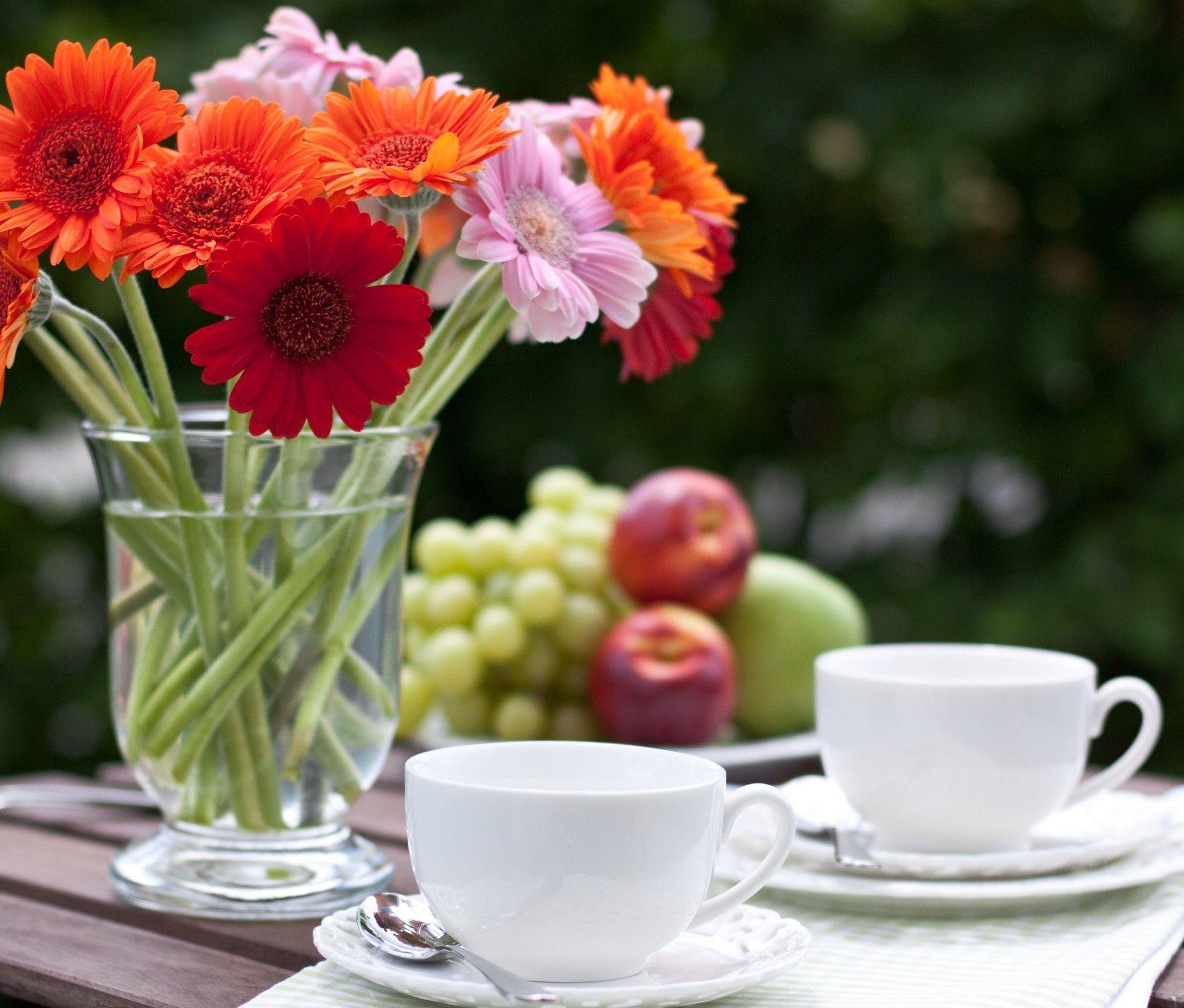 Пожелание доброе утро летние. Утренние цветы. Доброе летнее утро. Завтрак с цветами. Доброе утро цветы.