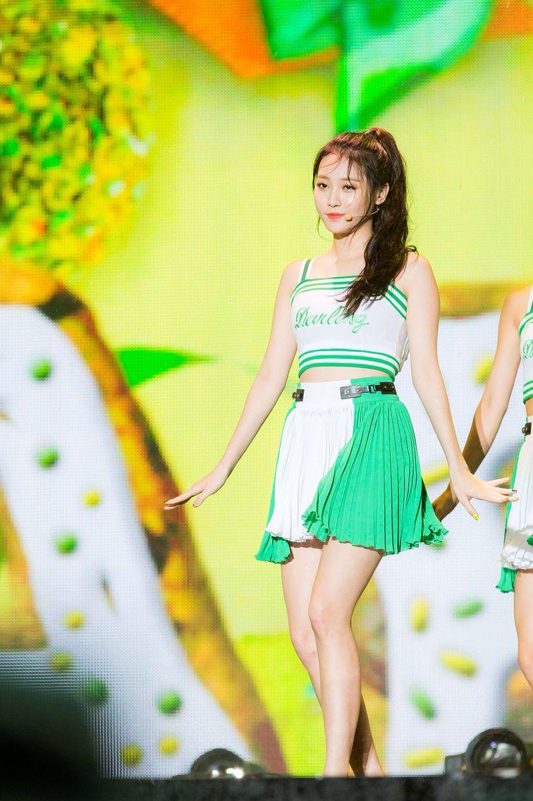 Beautiful Yura dance in Girl's Day's 'Darling' performance!