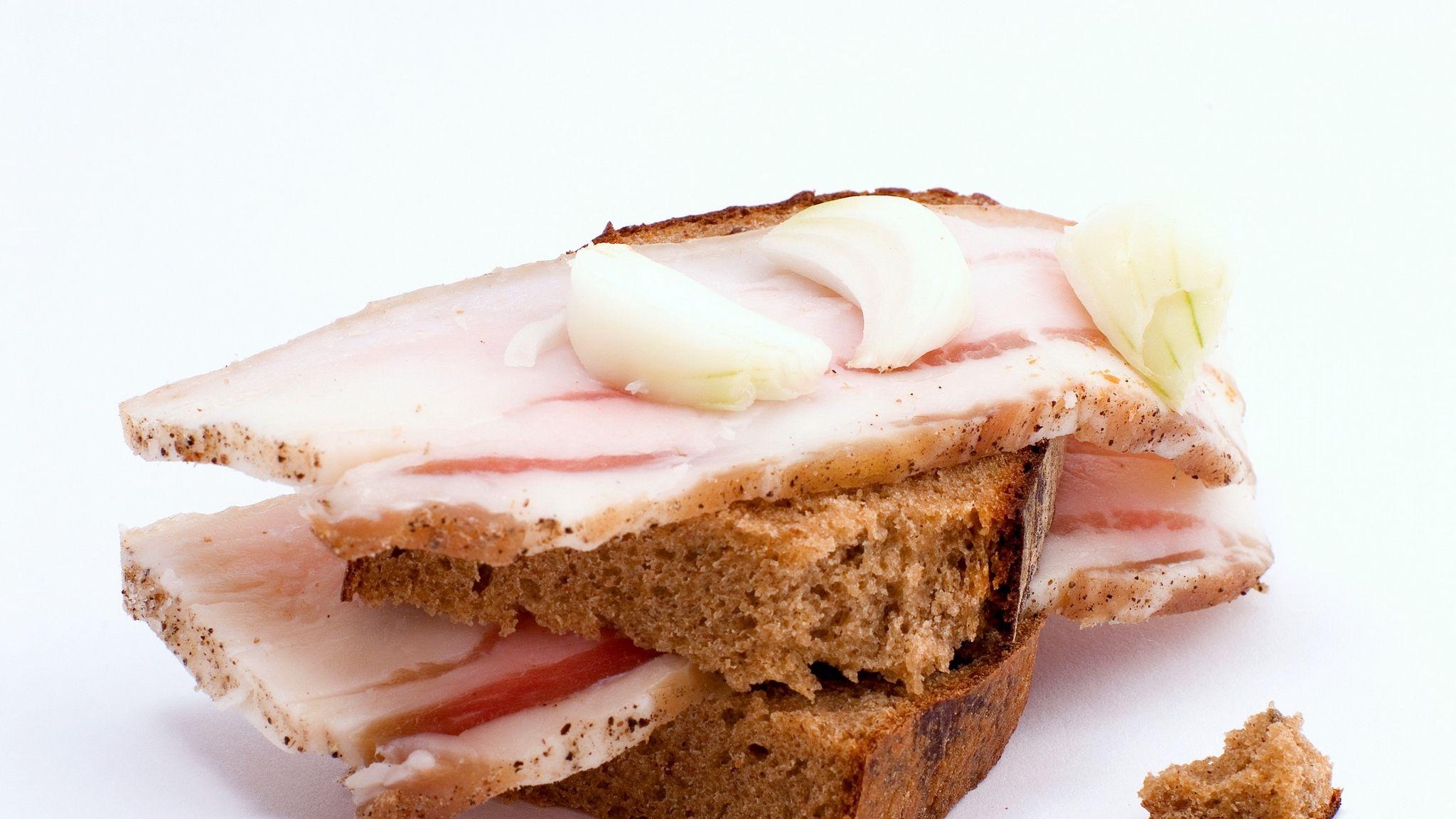 Download wallpaper 2048x1152 bread, bacon, meat, garlic ultrawide