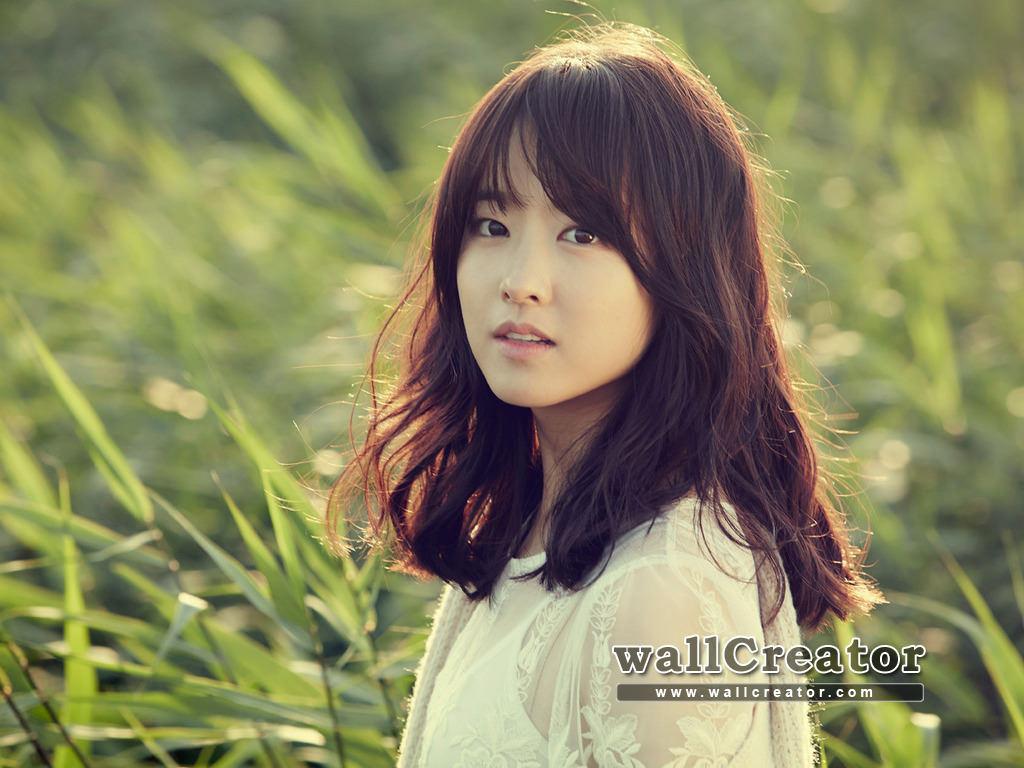 Park Bo Young / 768 Wallpaper
