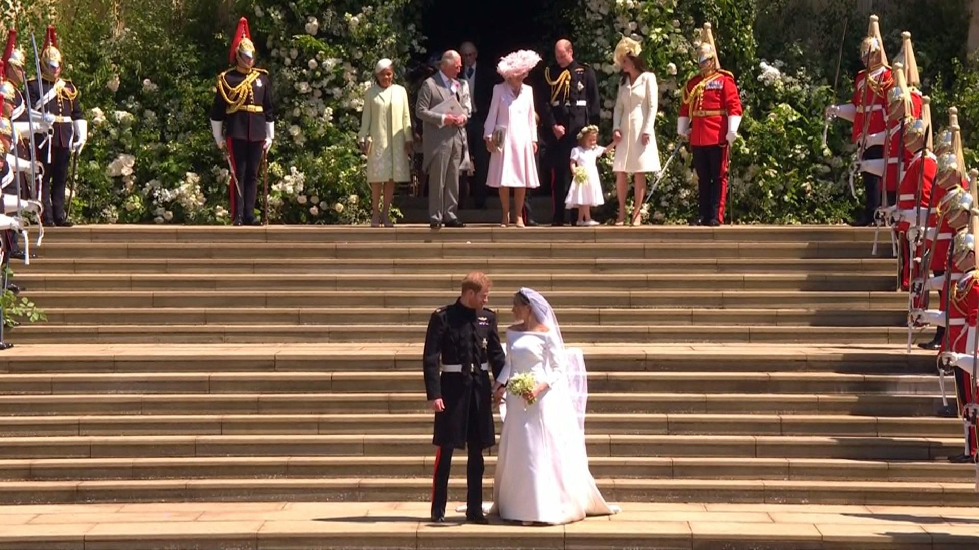 tdy_news_royals_wedding_leaving_chapel_180519_