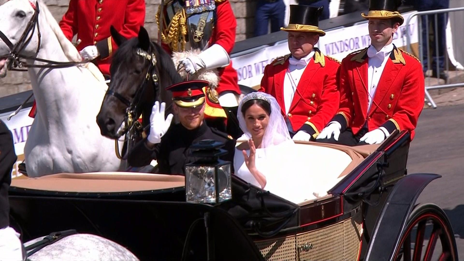 tdy_news_royals_carriage_ride_808am_180519_