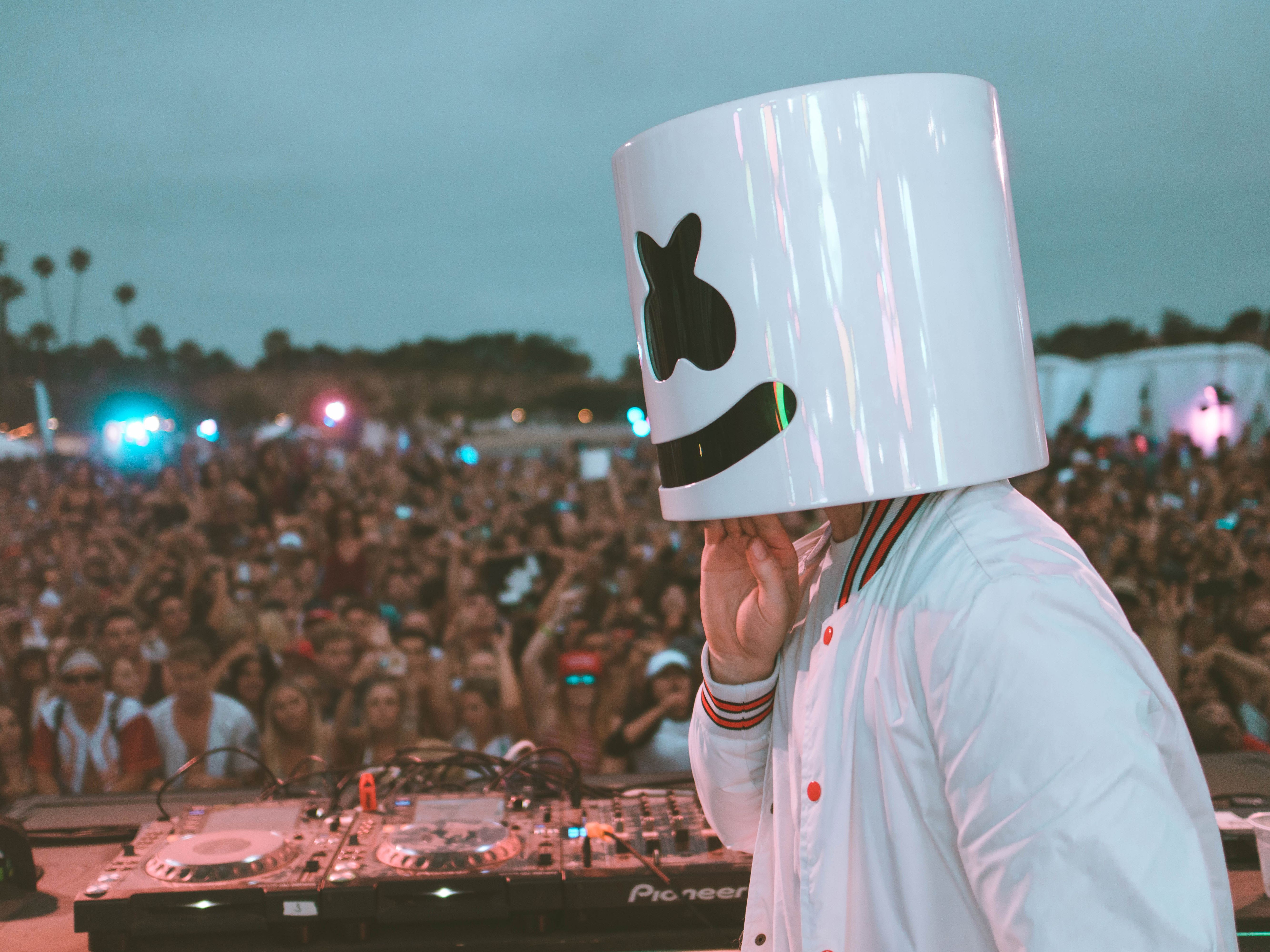 Marshmello Performing Live Stage Crowd 5k 2048x1152