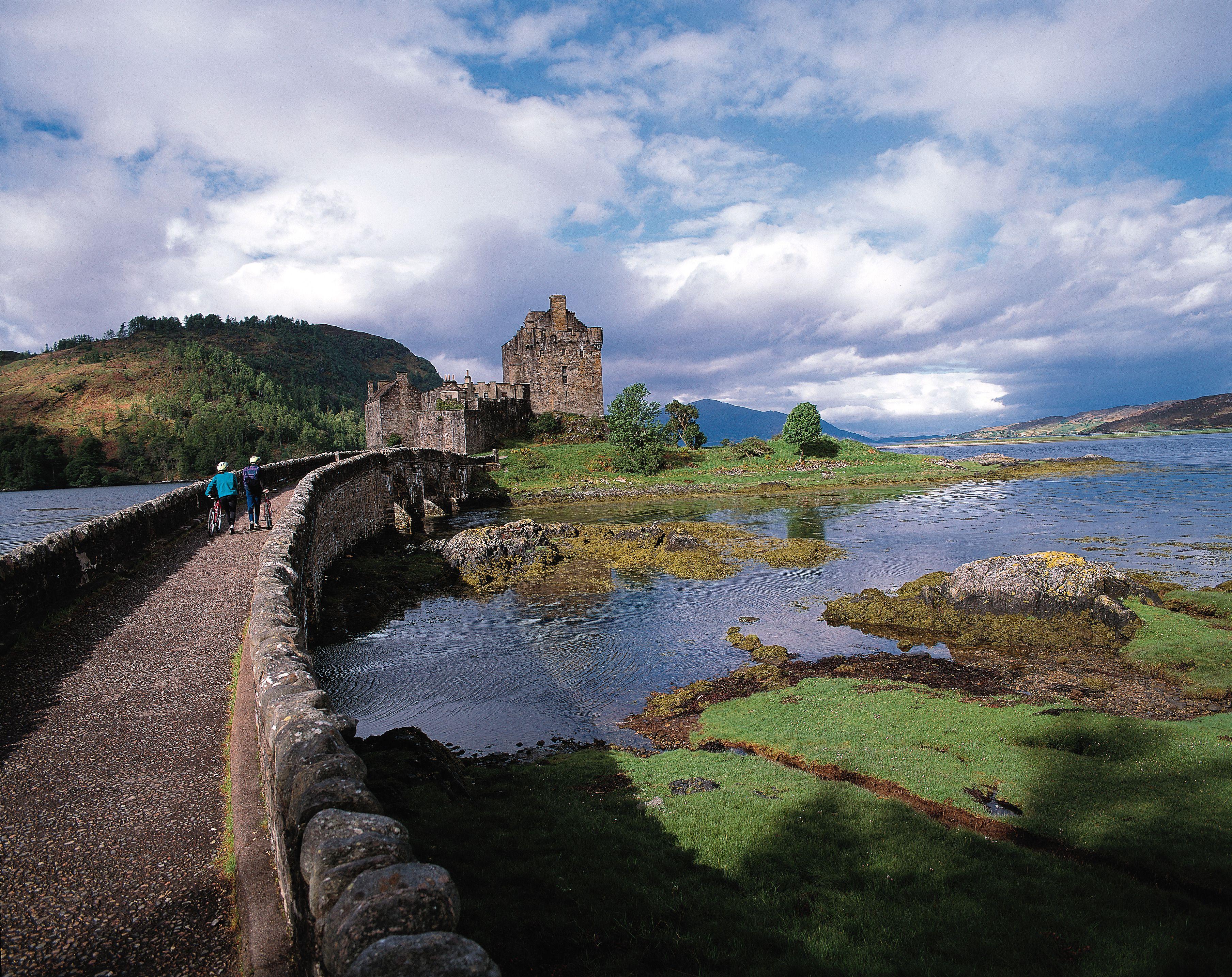 Caledoniatopia: A Lovely Photo of Eilean Donan Castle in