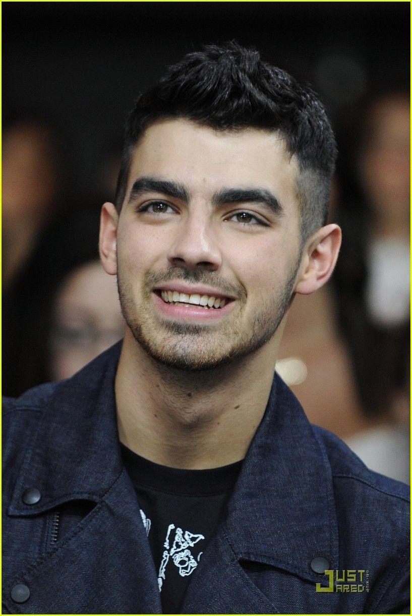 817x1222px Joe Jonas (209.79 KB).05.2015