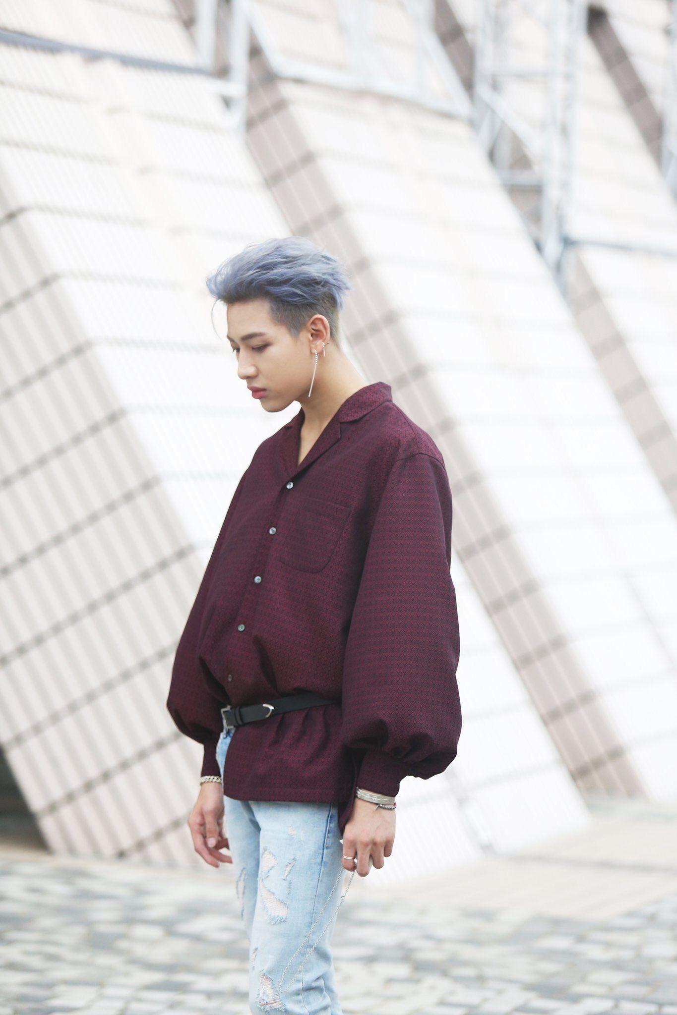 BamBam looks good with his new hair color. BamBam