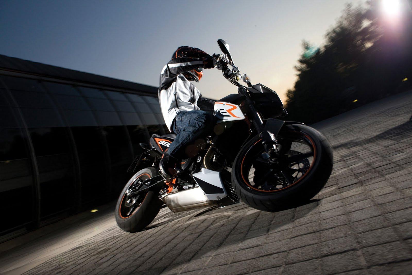 wallpaper: Ktm Duke 690 Wallpaper