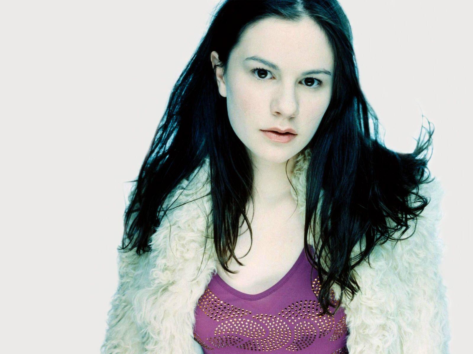 Anna Paquin Hot Picture, Photo Gallery & Wallpaper