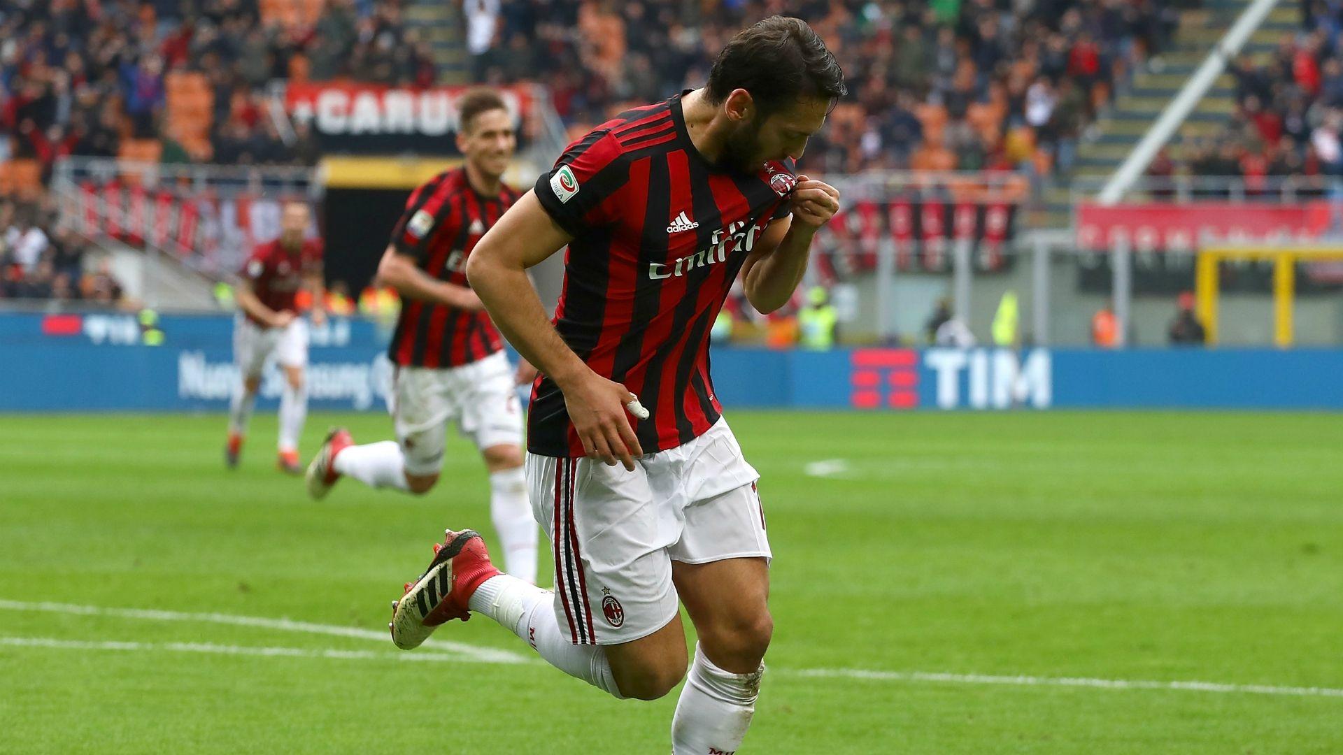 Hakan Çalhanoğlu: İlk öptüğüm forma Milan forması