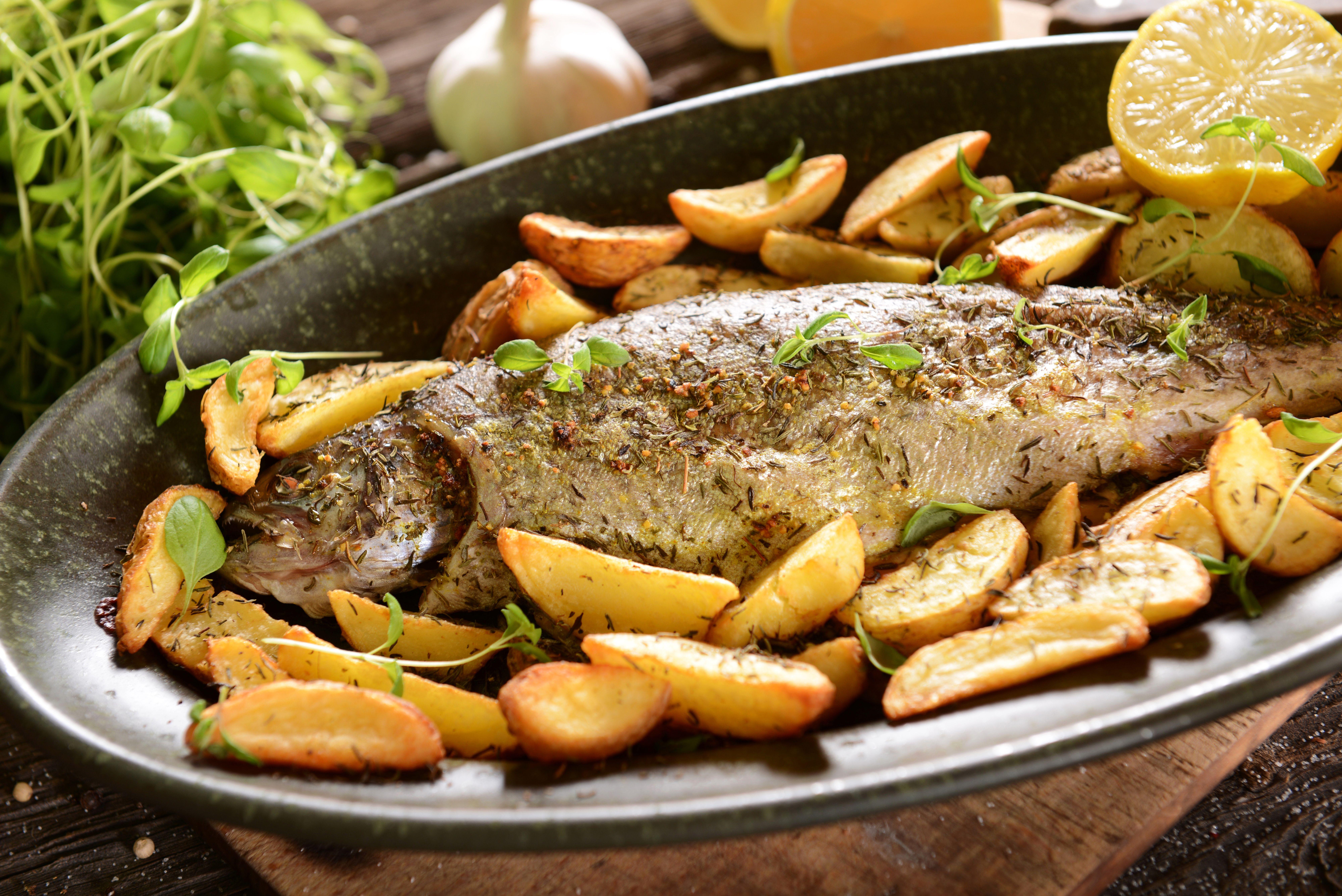 Жареная рыба с запеченными овощами. Рыбные блюда. Рыба с картошкой. Жареная рыба с картошкой. Рыба с жареным картофелем.