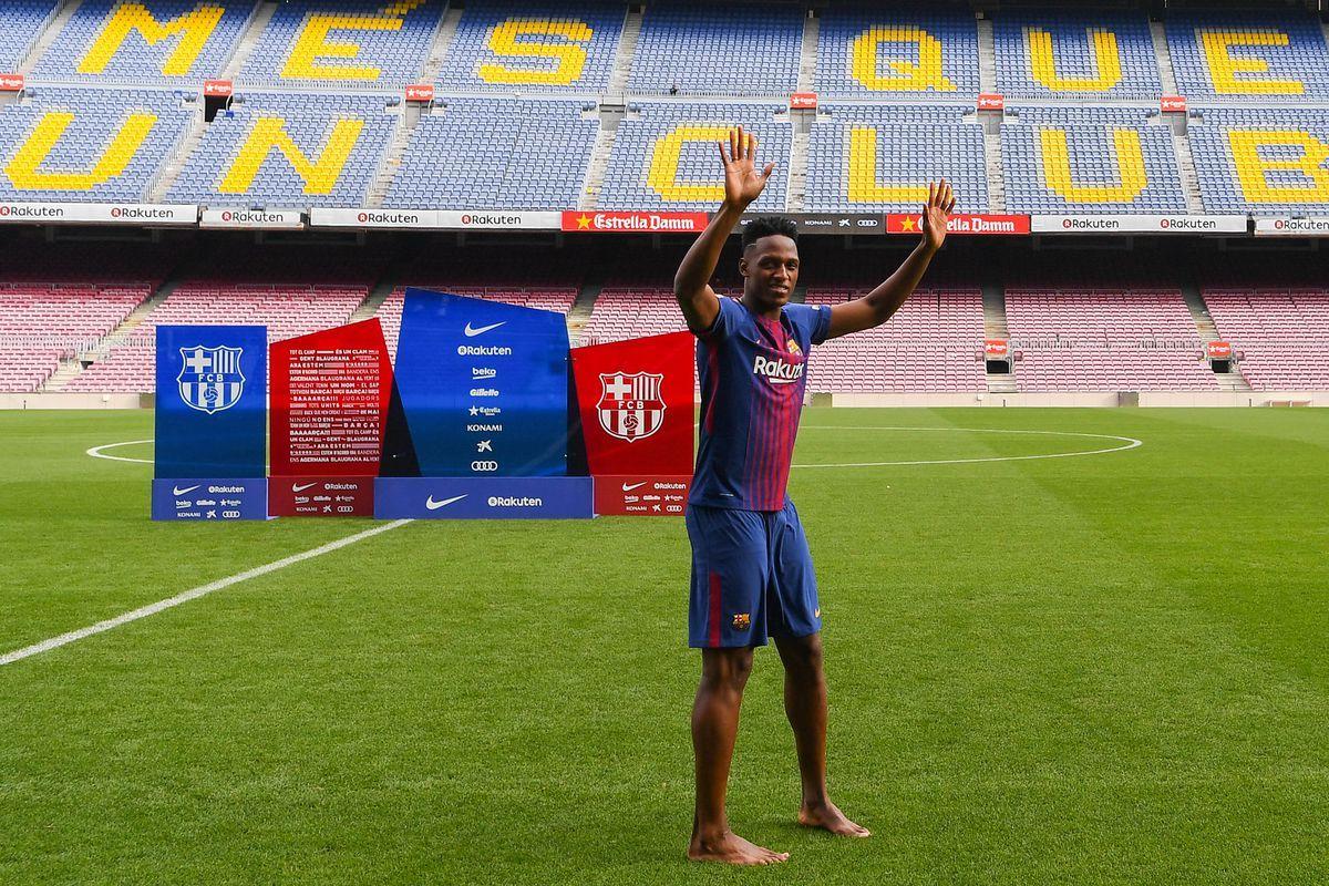 WATCH: Yerry Mina goes barefoot at Barcelona unveiling