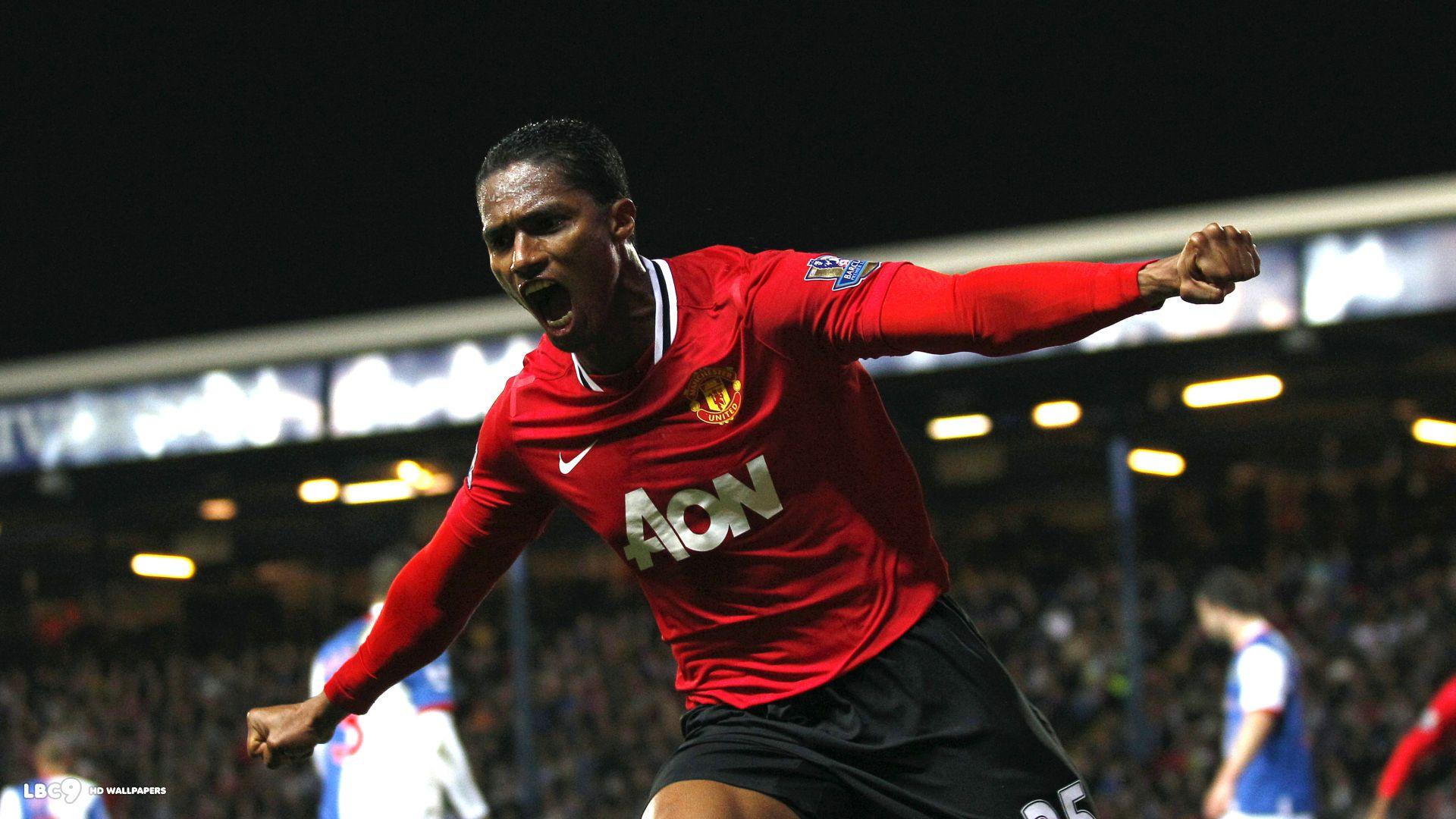 Это футболист. Antonio Valencia. Antonio Valencia Manchester United. Antonio Valencia 2012/13. Антонио Валенсия 7 номер.