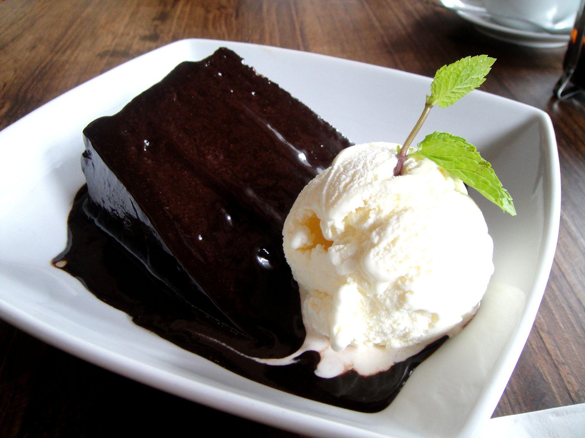 Chocolate Cake With Vanilla Ice Cream HD Wallpaper, Background Image