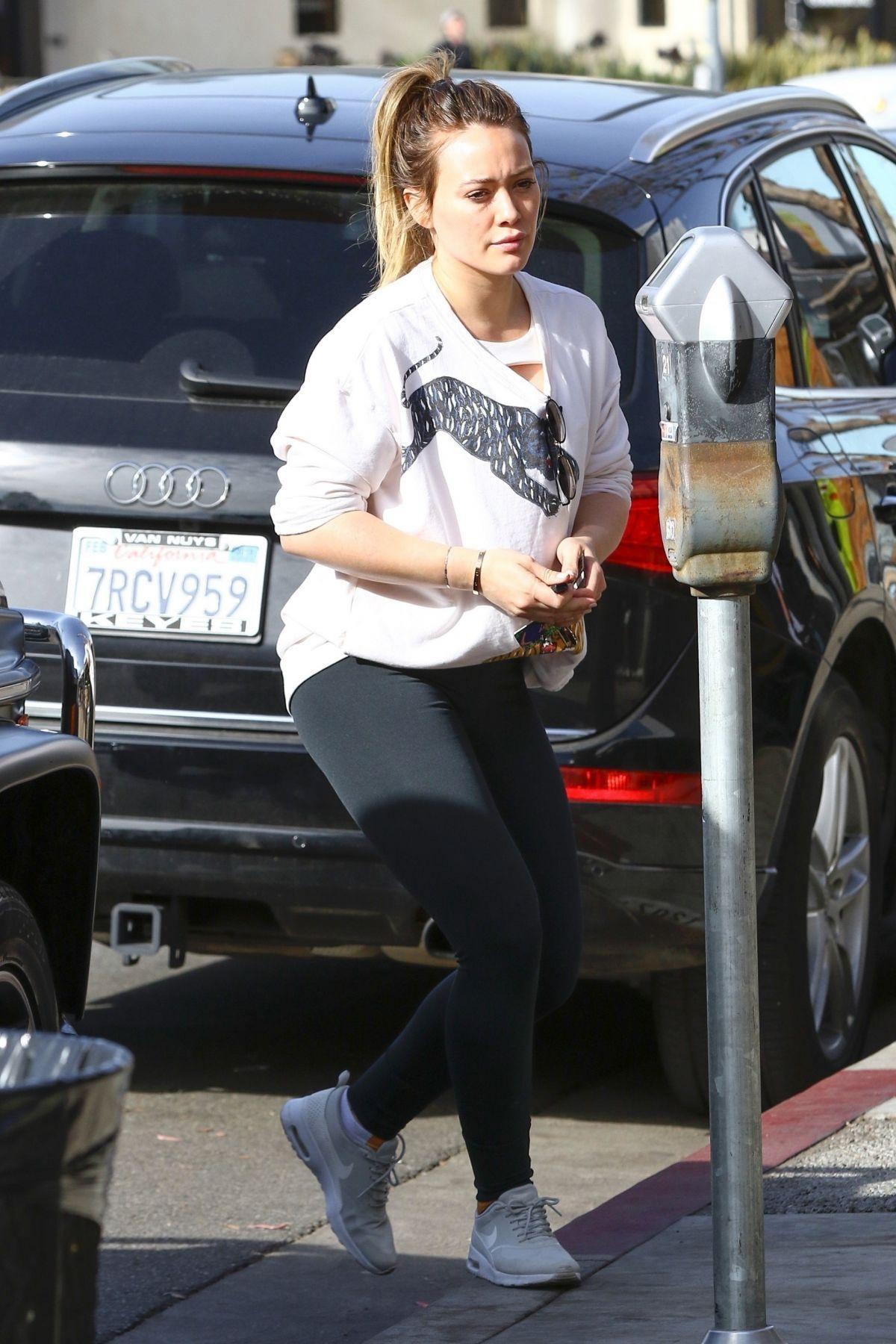 Hilary Duff At Alfred Coffe In Studio City 01 15 2018 1.200