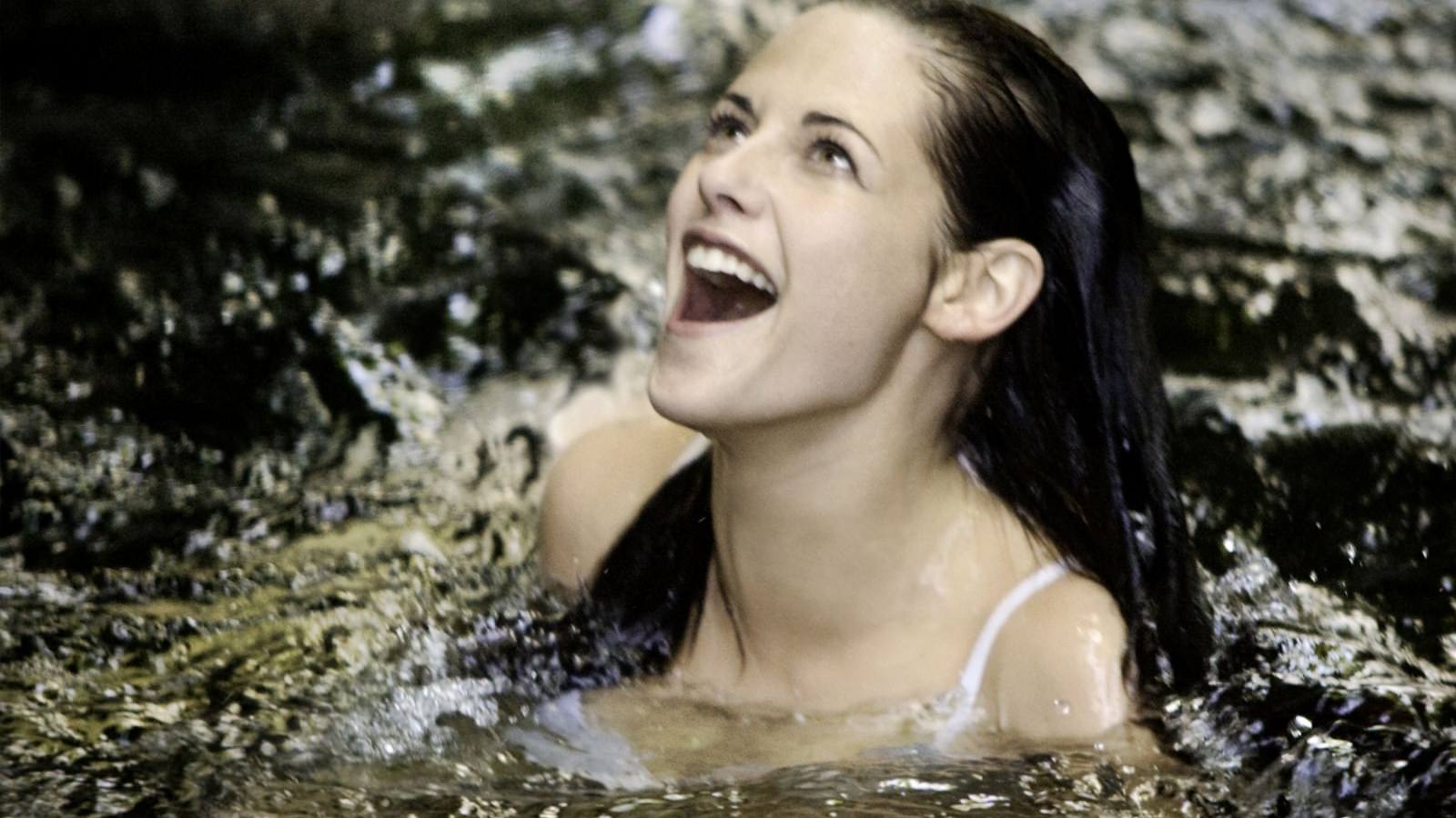 Free Wallpaper in water Bella SwanKristen Stewart