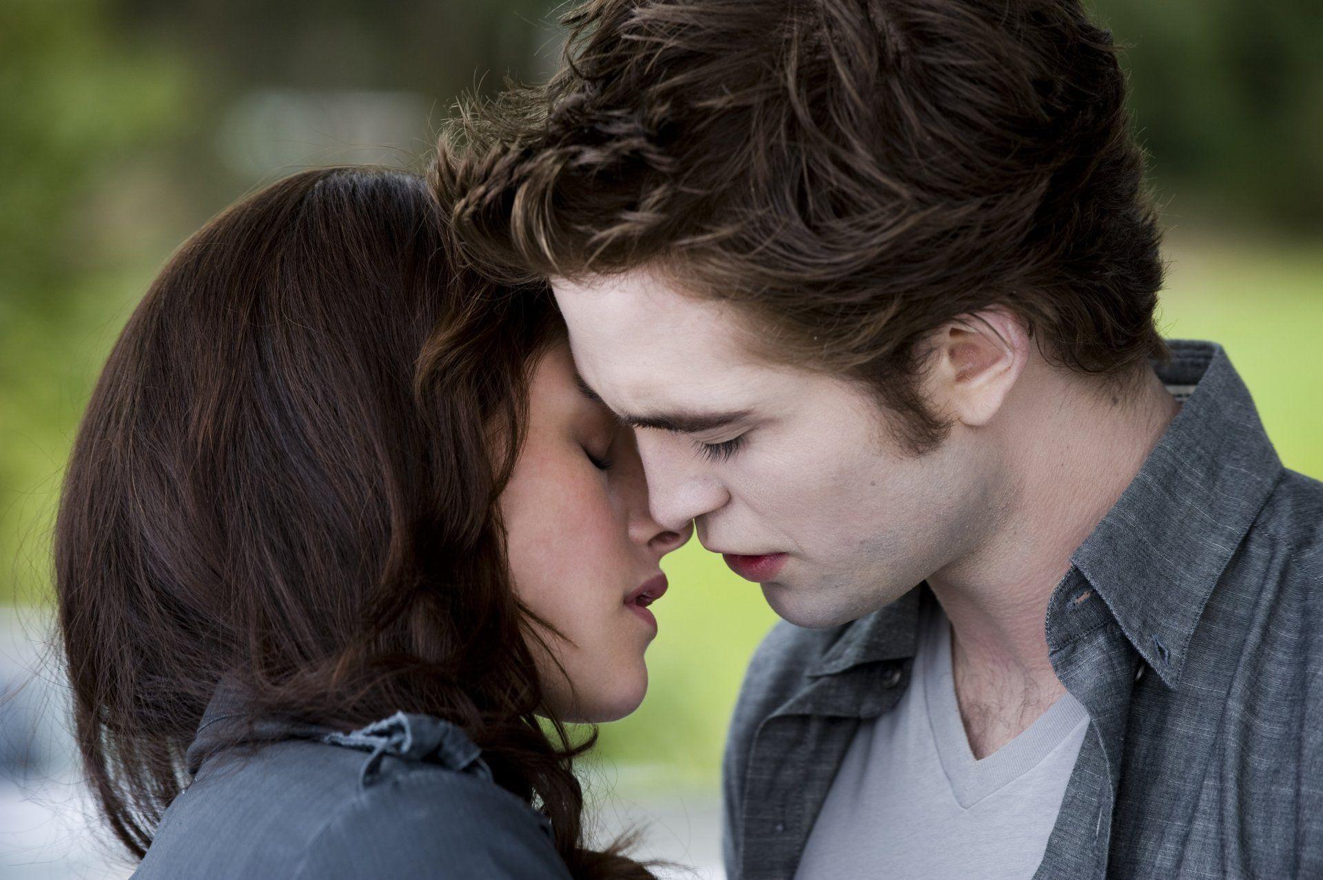 twilight bella swan edward cullen kiss the pair girl guy actor