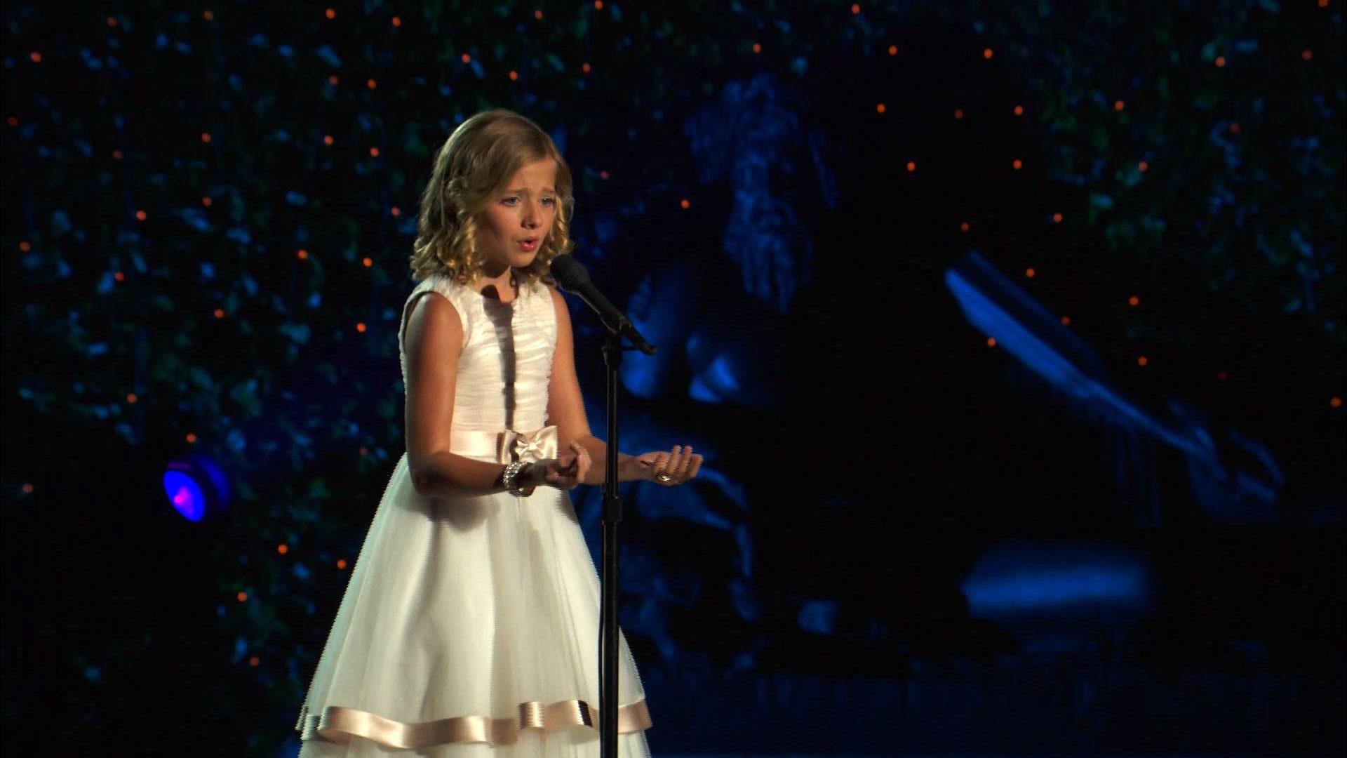Jackie Evancho: Dream with Me in Concert. Jackie Evancho sings
