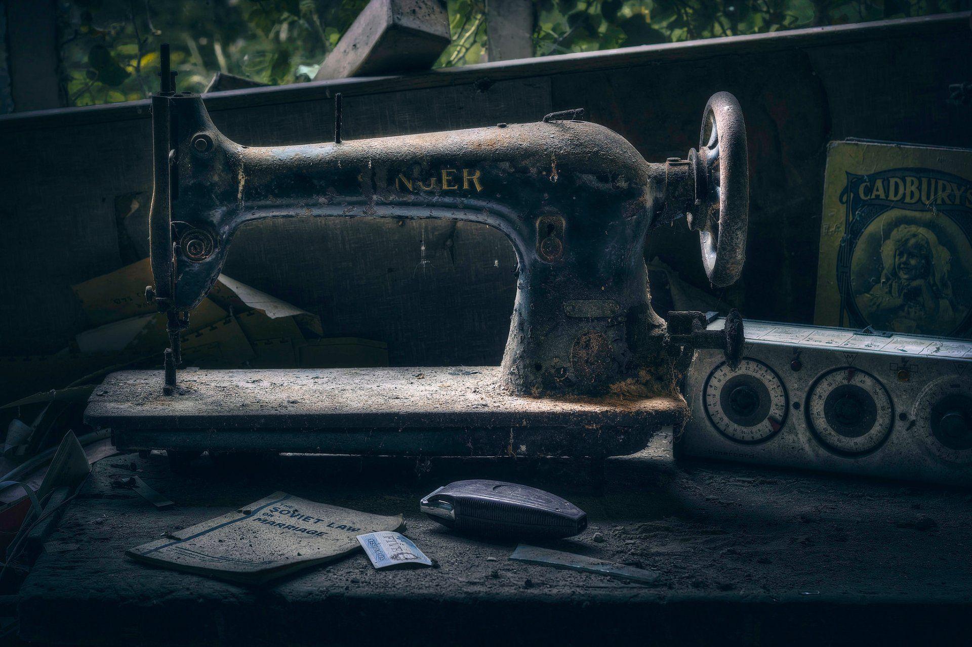 sewing machine retro curiosity dust of centuries HD wallpaper