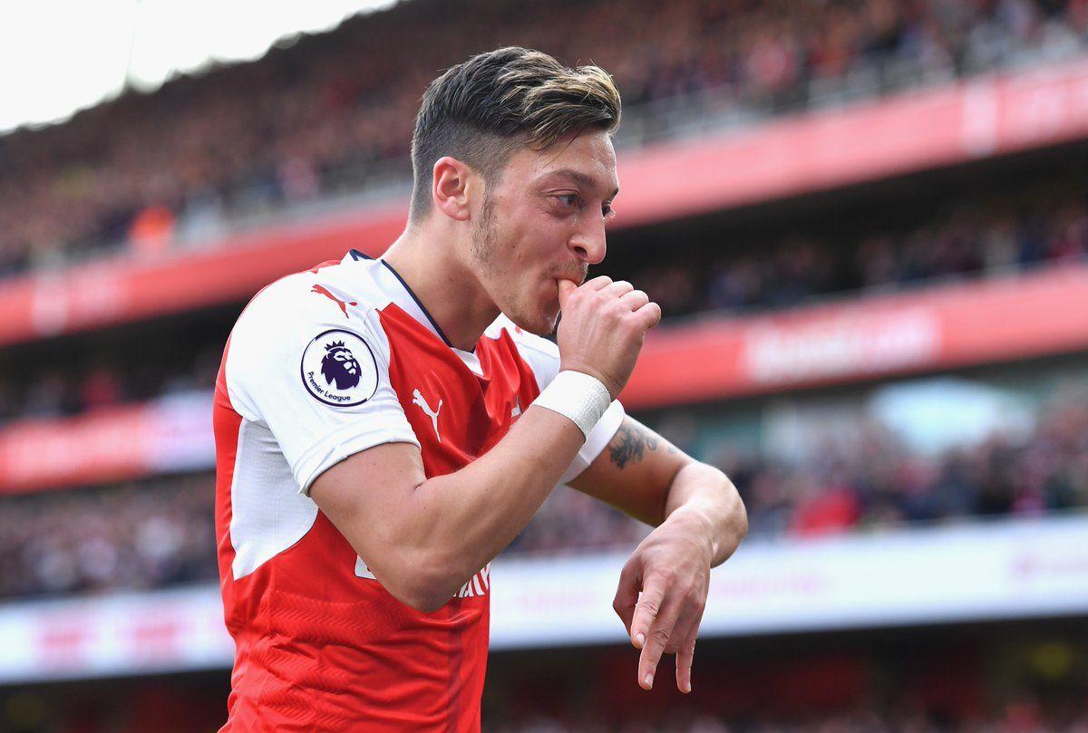 Arsene Wenger insinuates Mesut Ozil is asking for too much from Arsenal