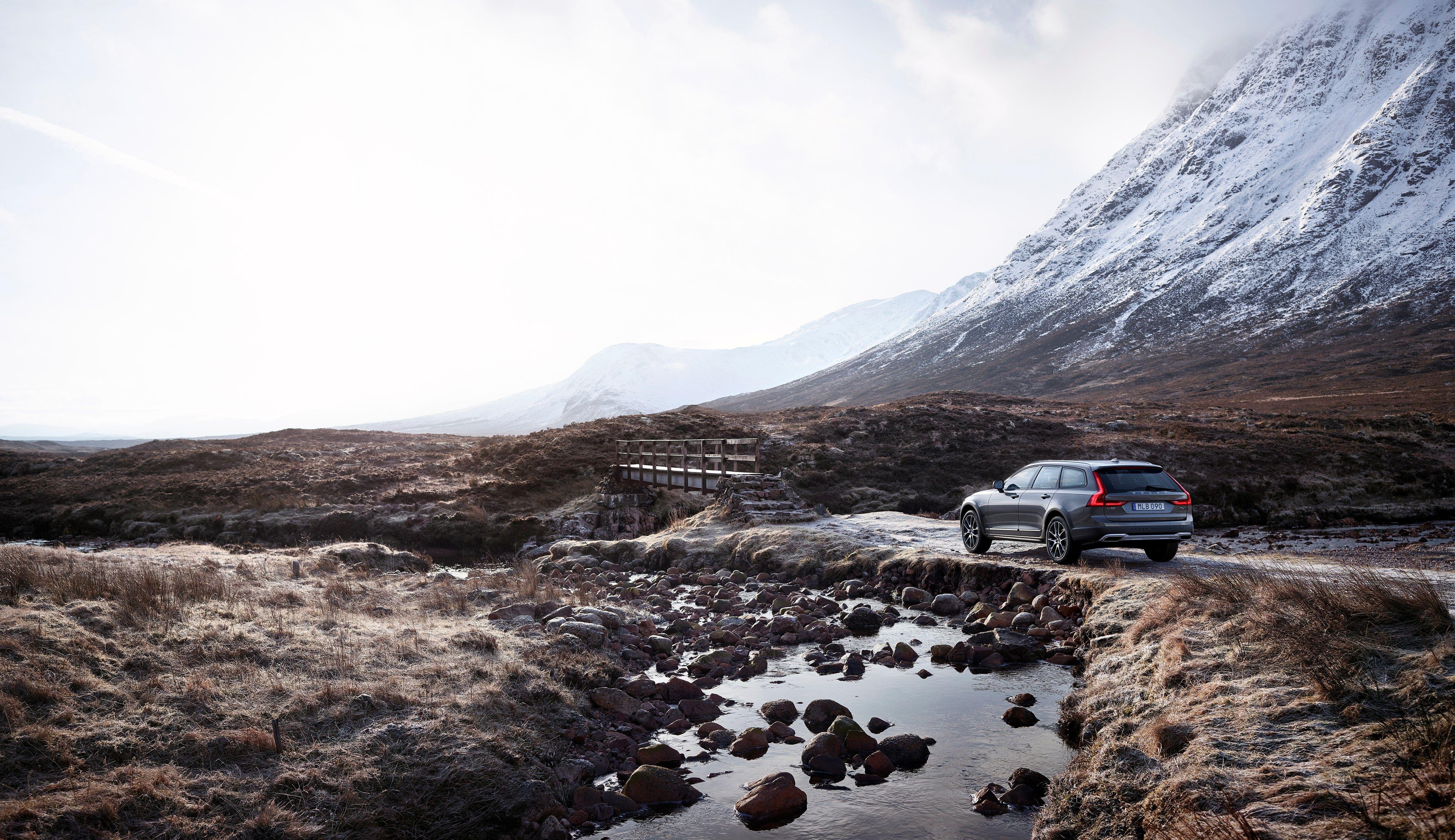 New Volvo V90 Cross Country Driving