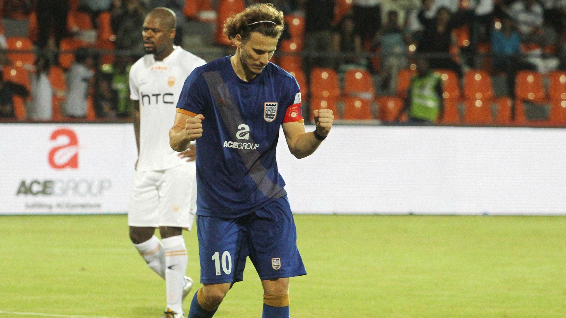 Diego Forlan Opened His Account For Mumbai FC To Beat NEUFC 1 0