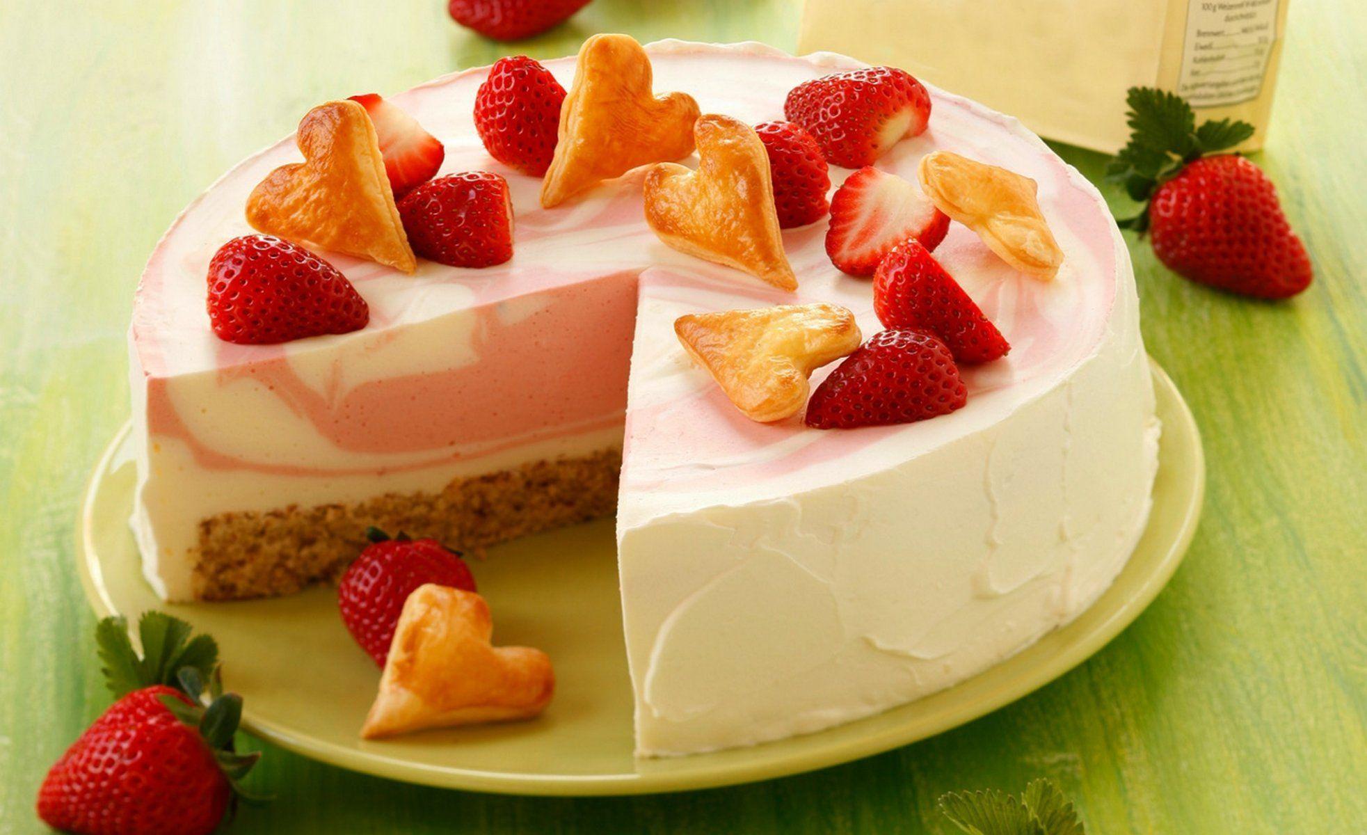 dessert heart cake strawberry berries sweet food strawberries