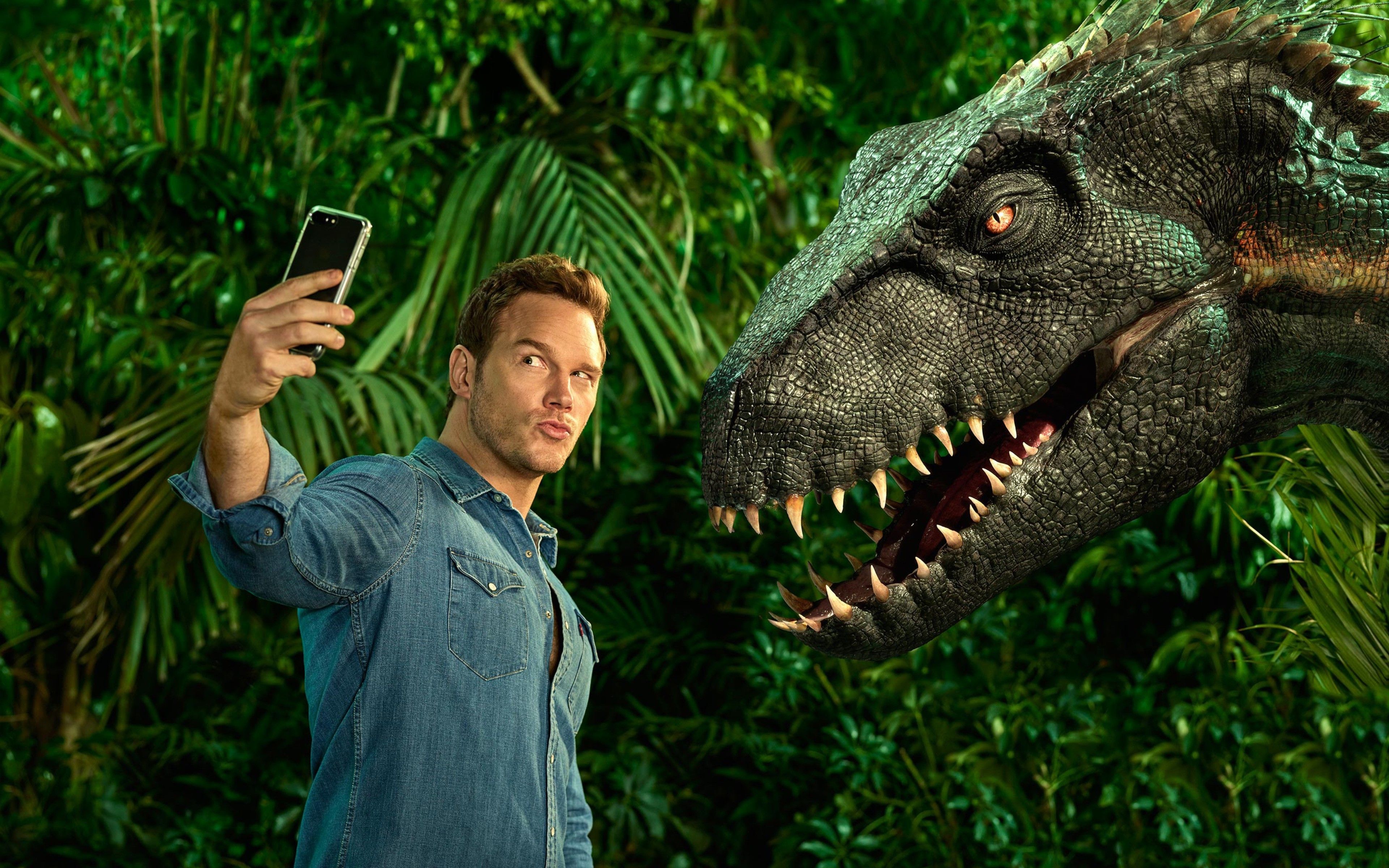 Download Chris Pratt Taking Selfie With Dinosaur 2560x1440