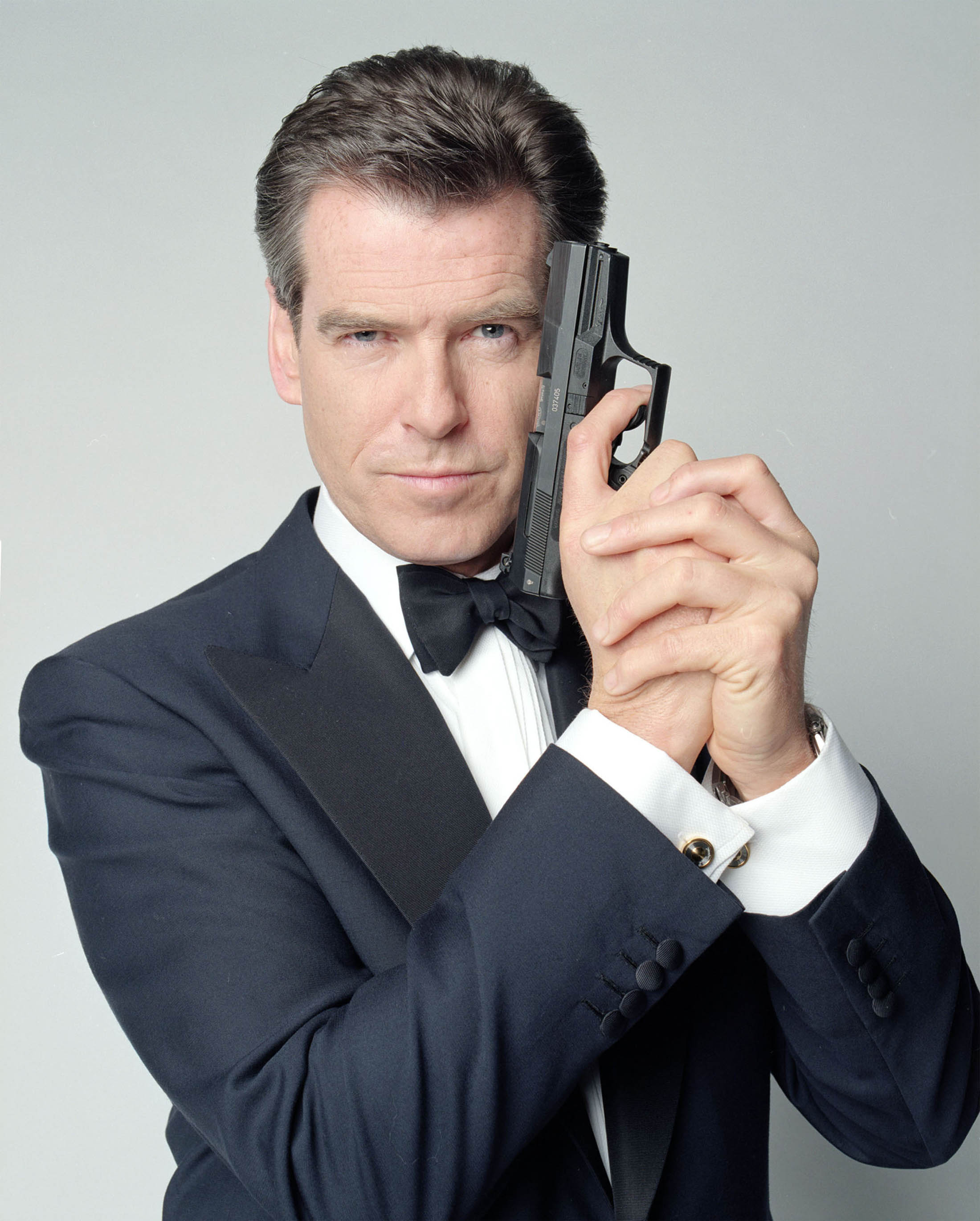 James Bond Suit Pierce Brosnan HD Wallpaper, Background Image