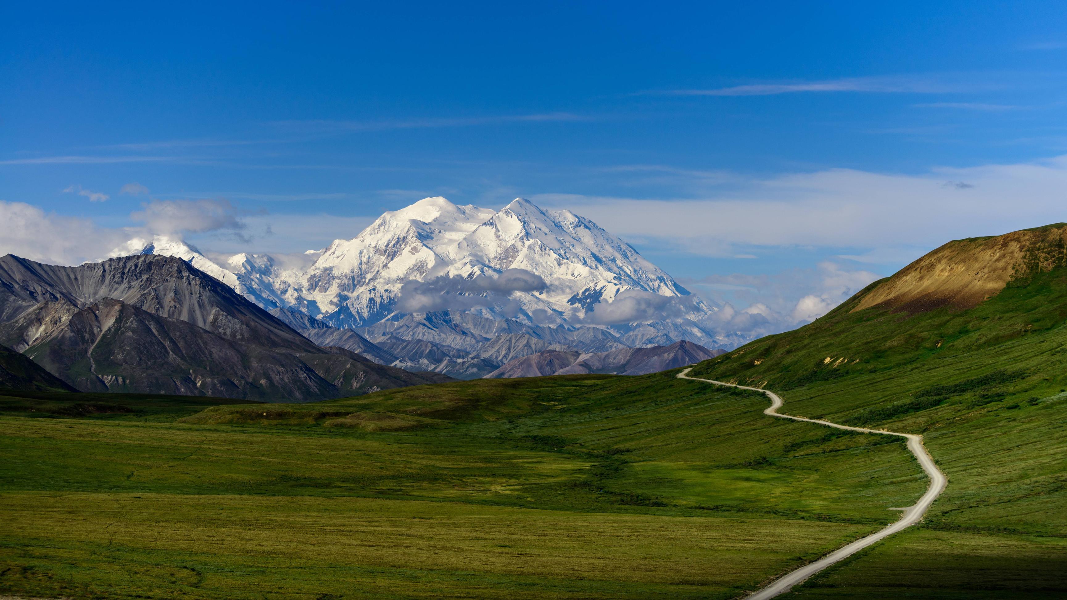 The highest mountain in north america are. Парк Денали на Аляске. Гора Мак Кинли. Пик Мак Кинли. Самая высокая гора Аляски Мак Кинли.