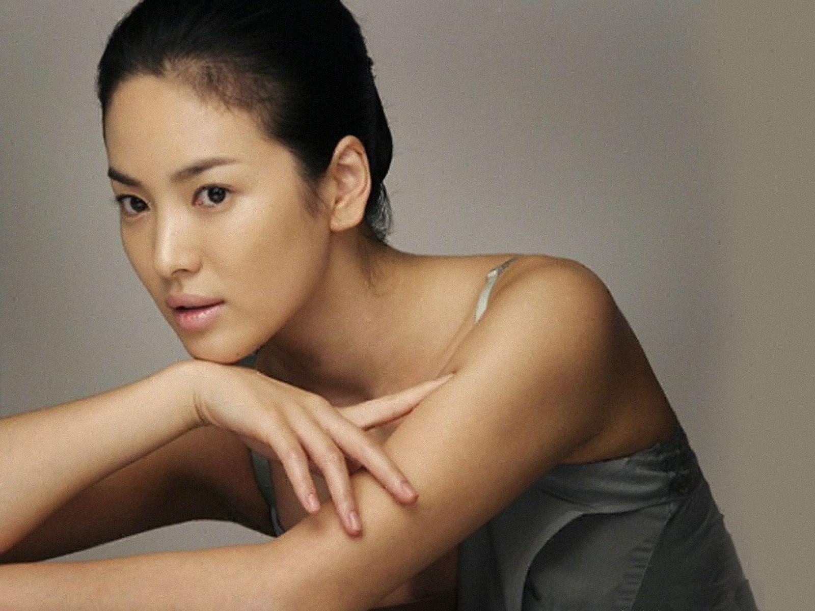 Allwalls: South Korean model and actress Song Hye.